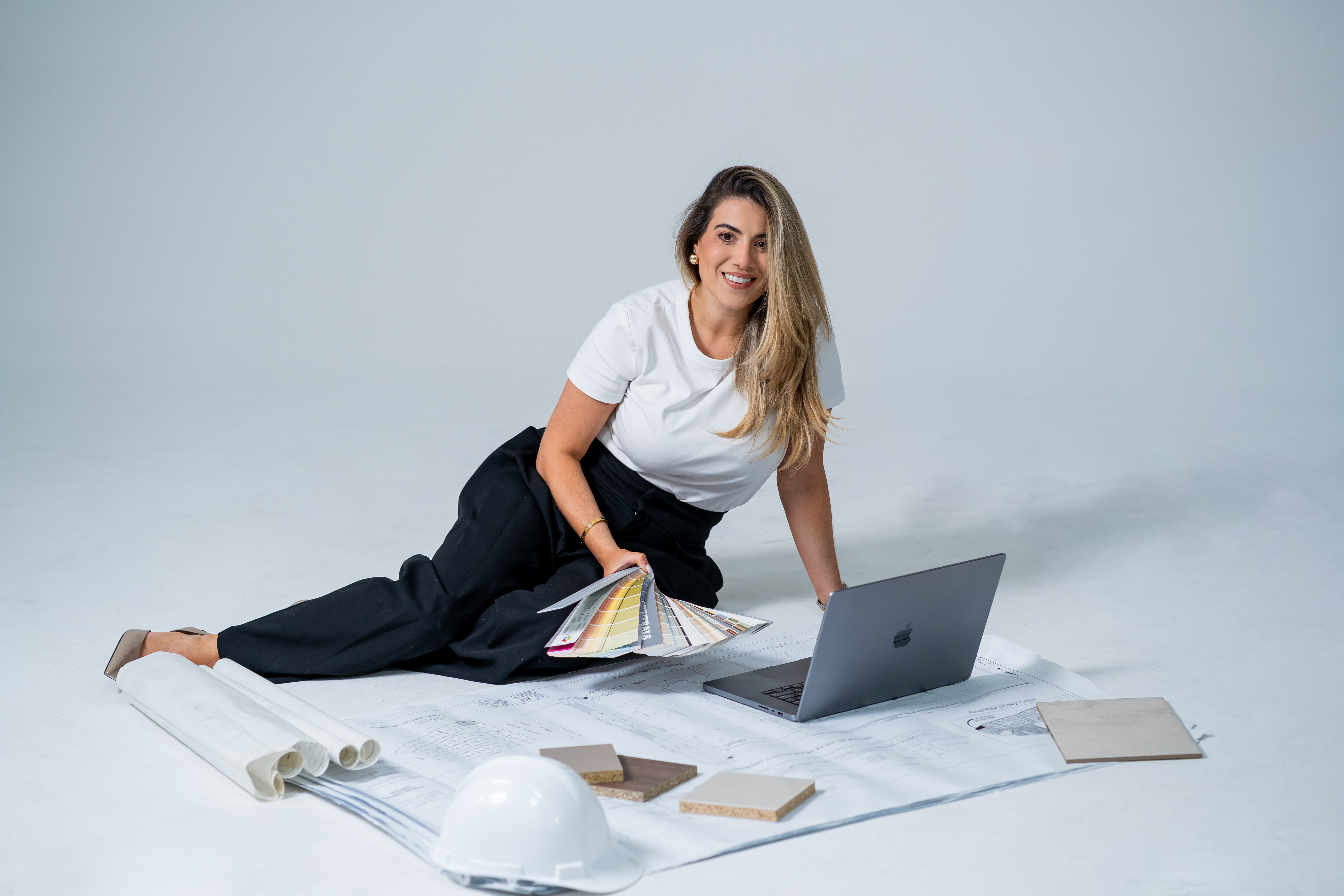 Organizando muestras de materiales y planos de un proyecto