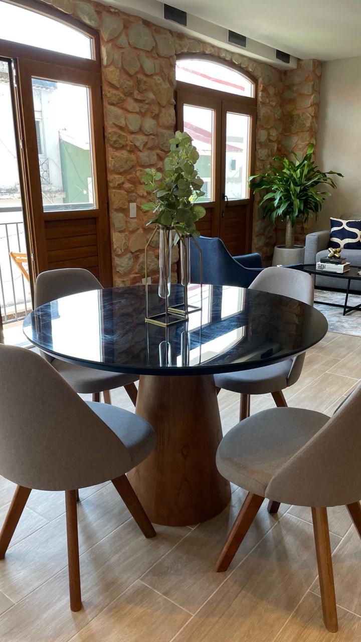Comedor con mesa redonda entre paredes de piedra original — Airbnb Casco Antiguo