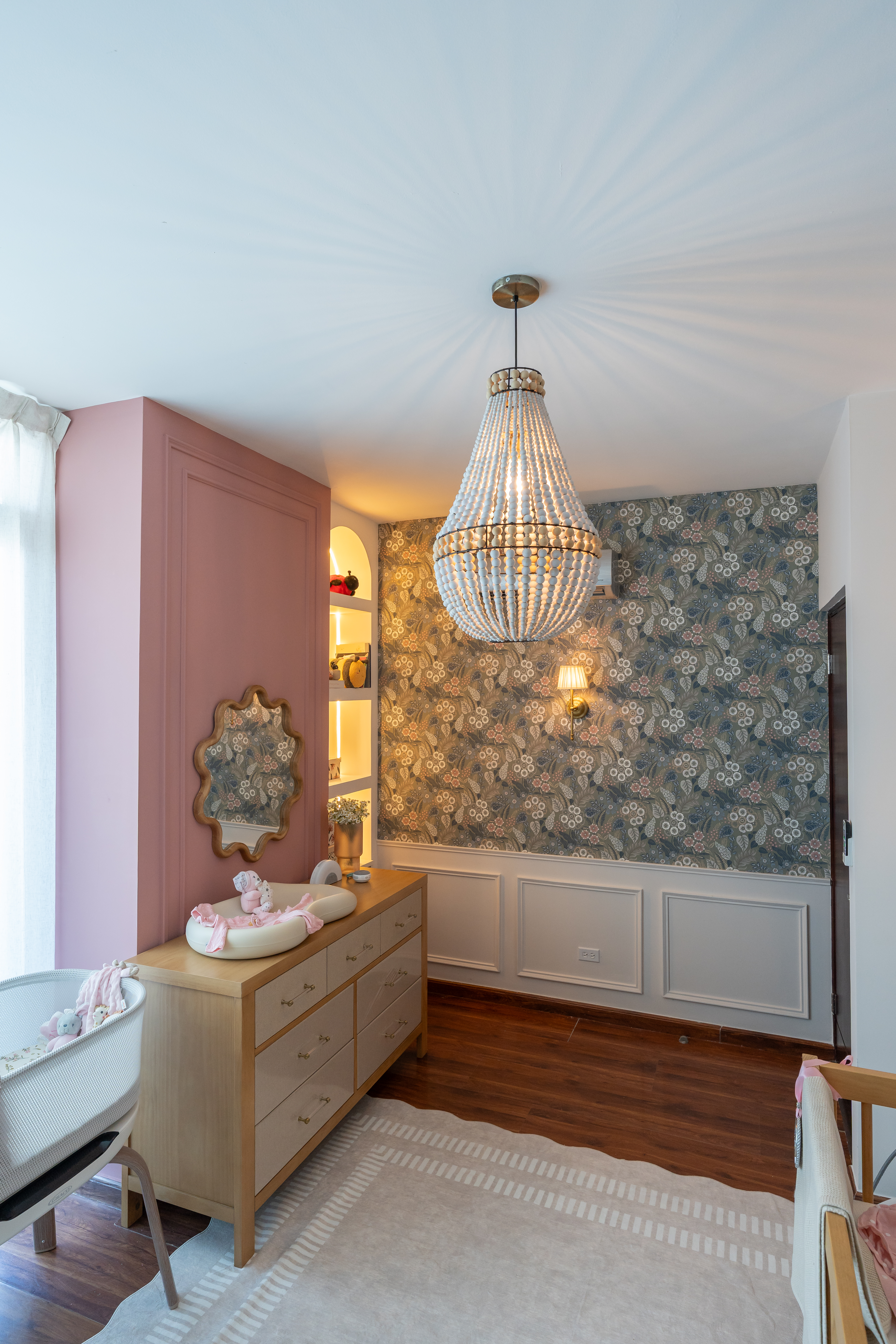 Overview with floral wallpaper and crystal chandelier — Habitación Constanza