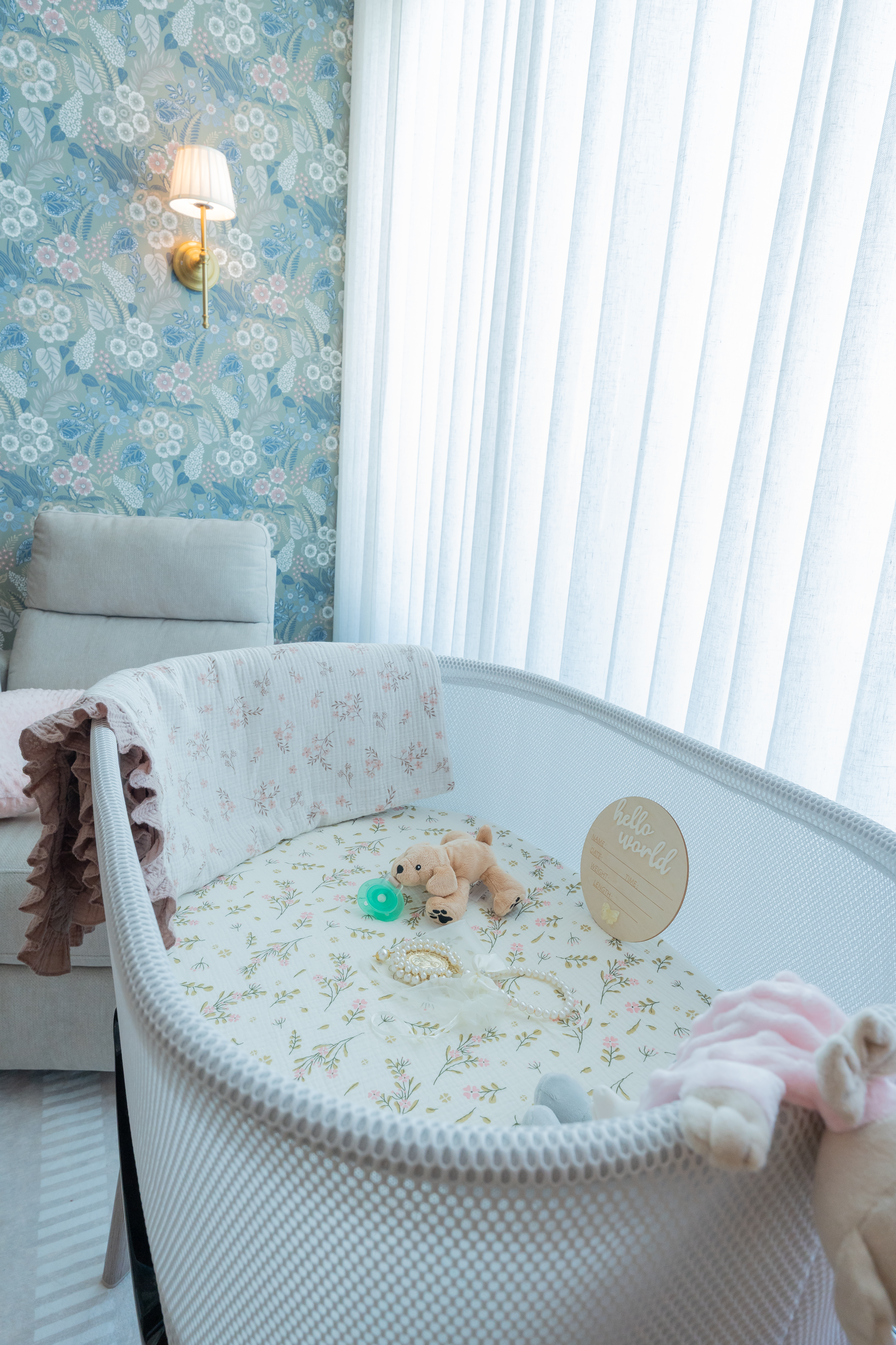 Bassinet with pastel-toned details — Habitación Constanza