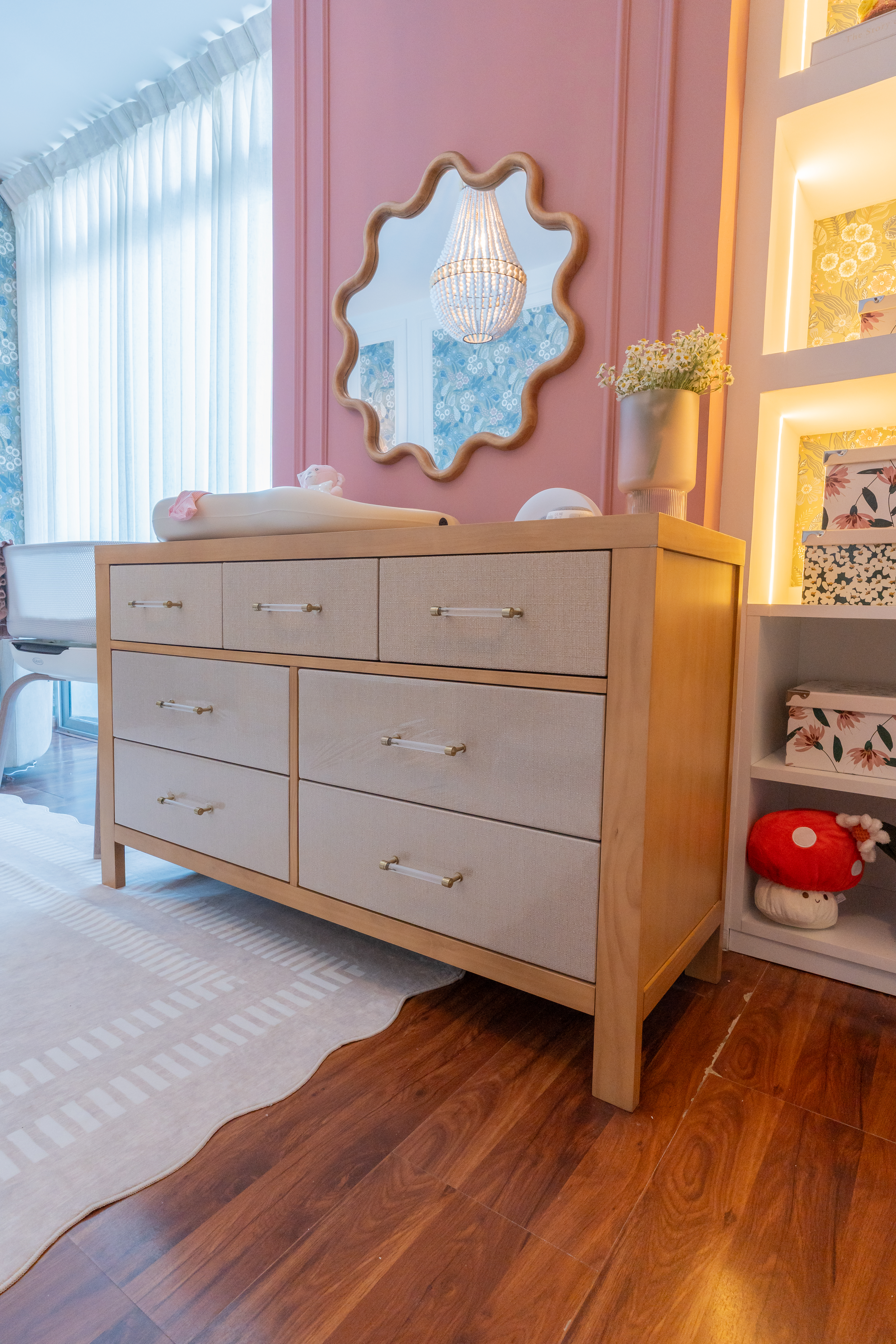 Dresser with wavy wood-framed mirror — Habitación Constanza