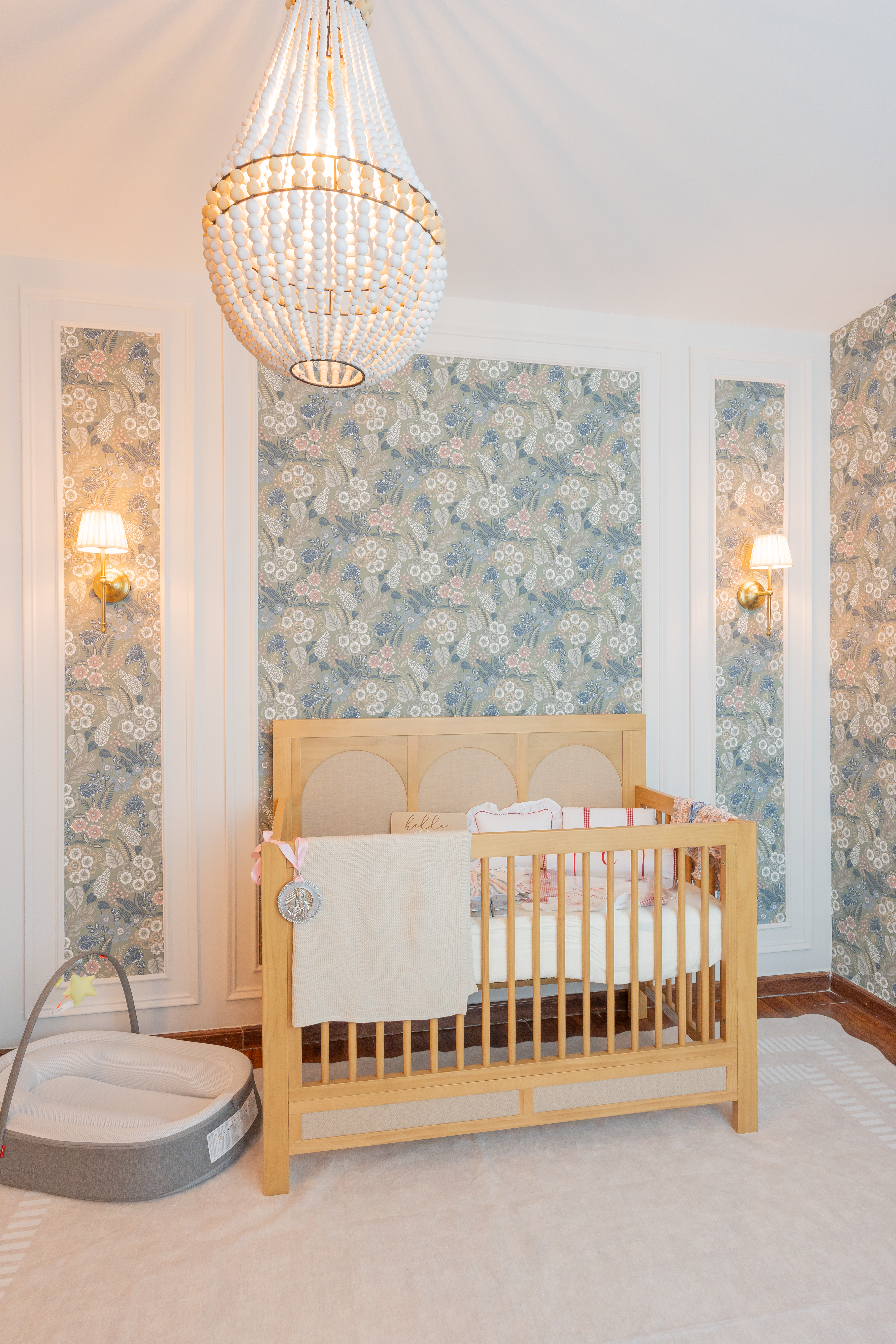 Crib under crystal chandelier — Habitación Constanza