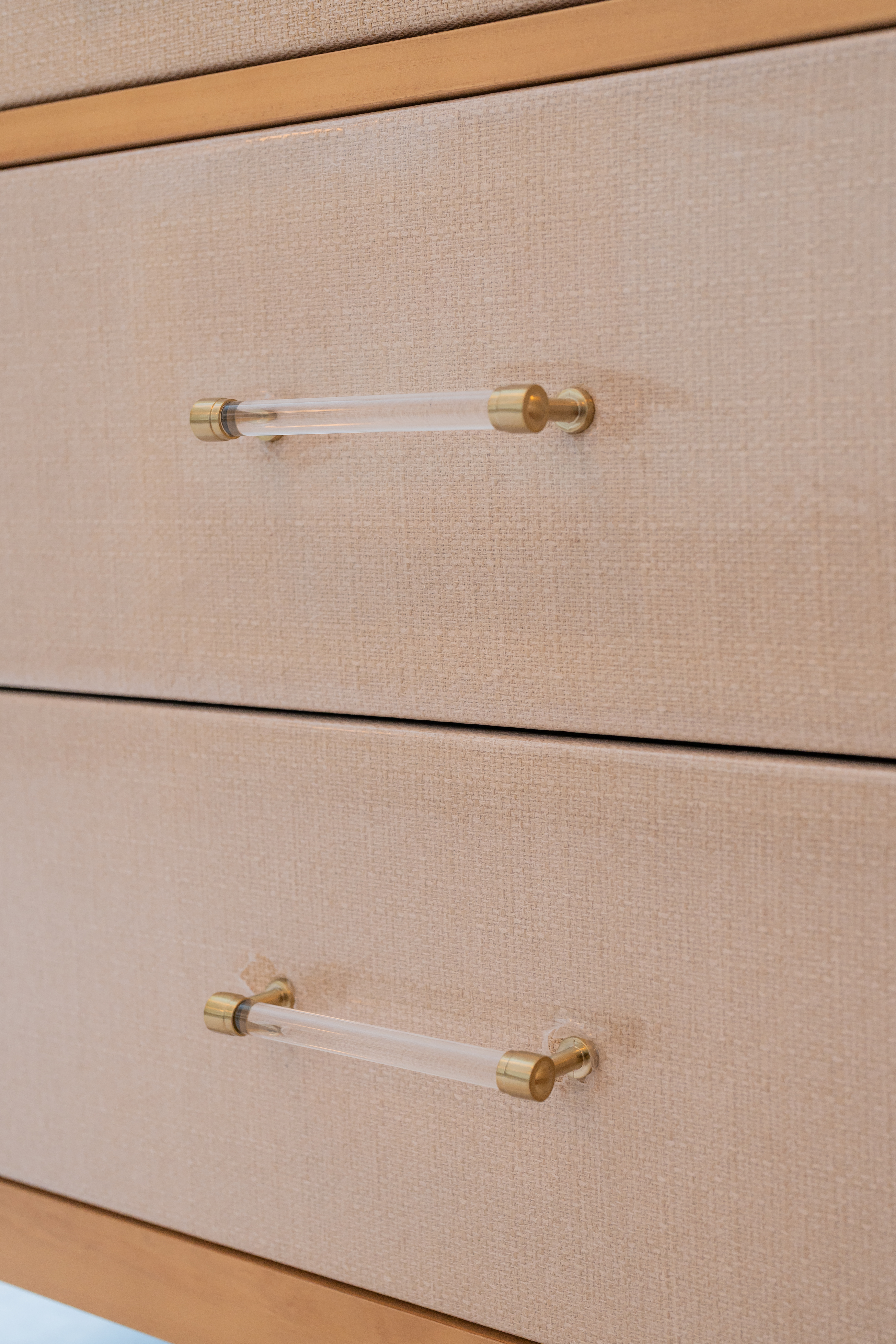 Dresser hardware detail — Habitación Constanza
