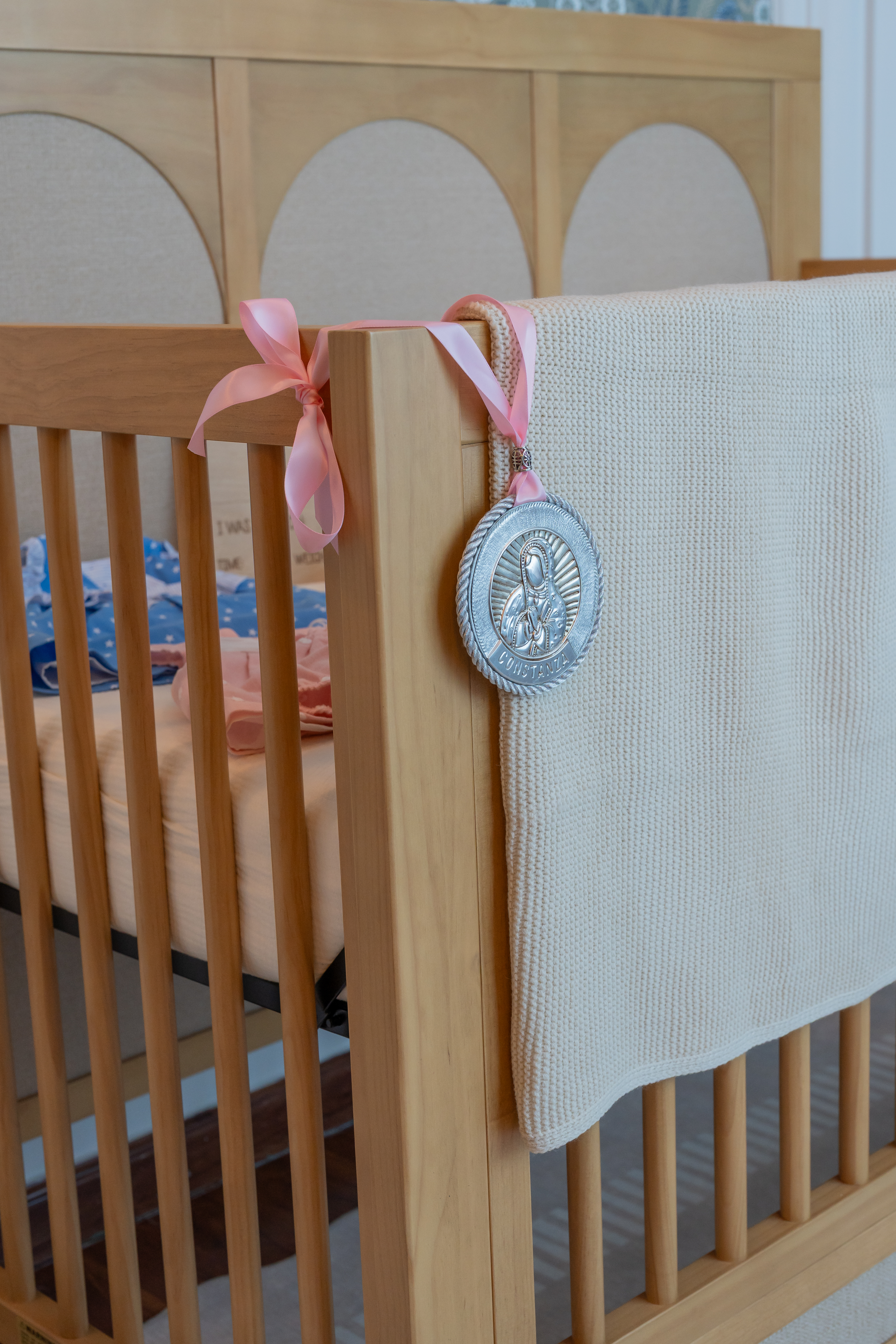 Crib detail with personalized medallion — Habitación Constanza