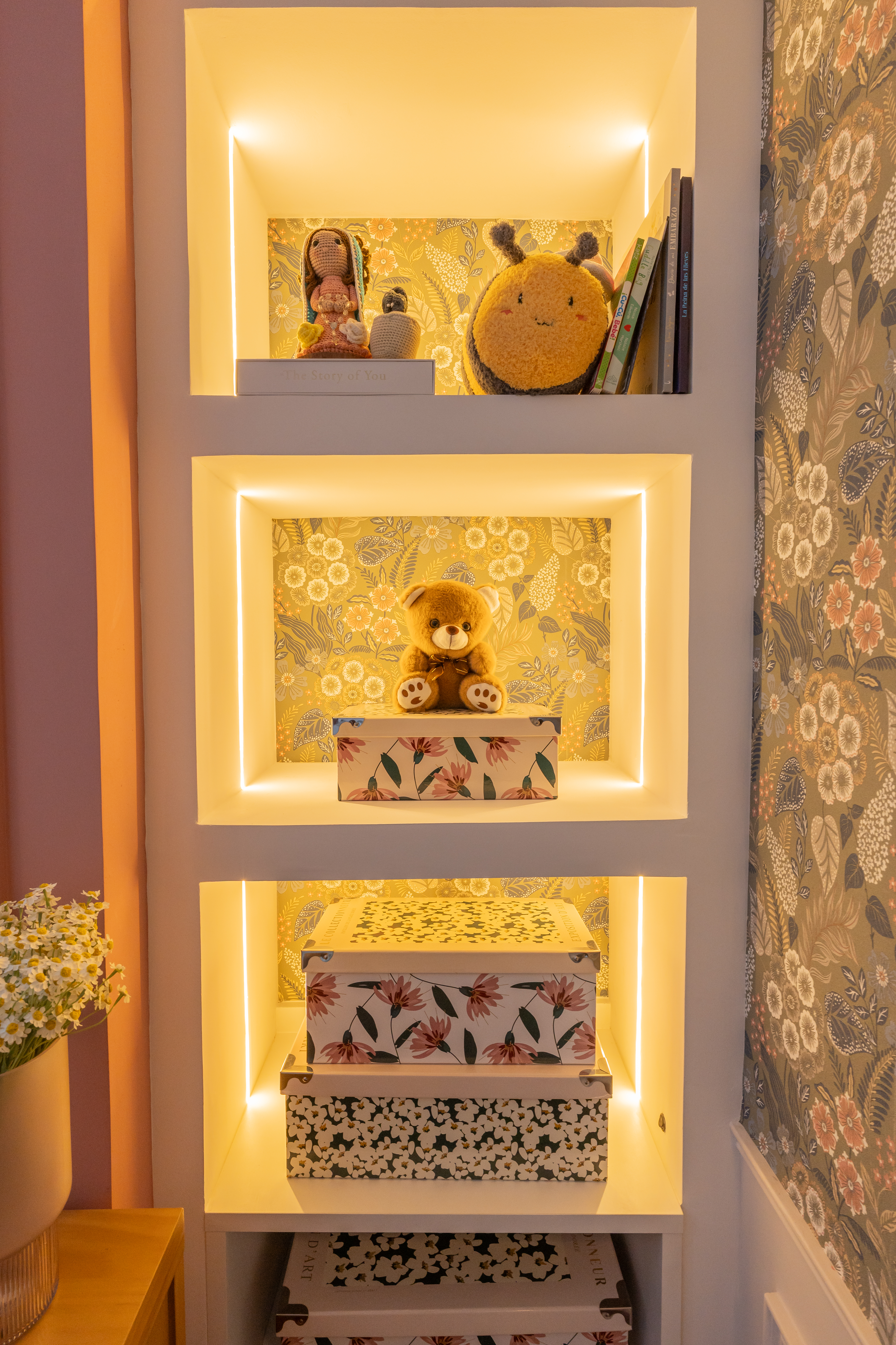 Lit shelving nook with decorative details — Habitación Constanza