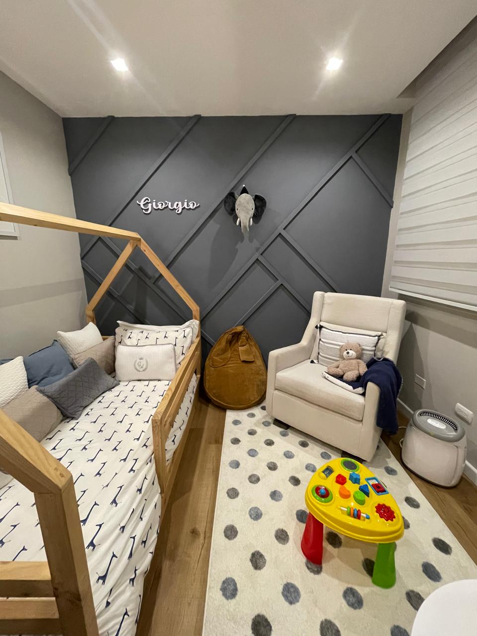 Reading corner with armchair, polka-dot rug and decorative details — Giorgio's Room