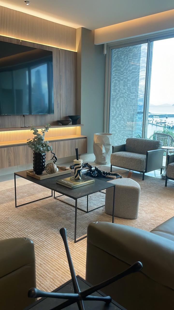 Sala con panel de mármol, TV y vitrina retroiluminada — Ocean Reef