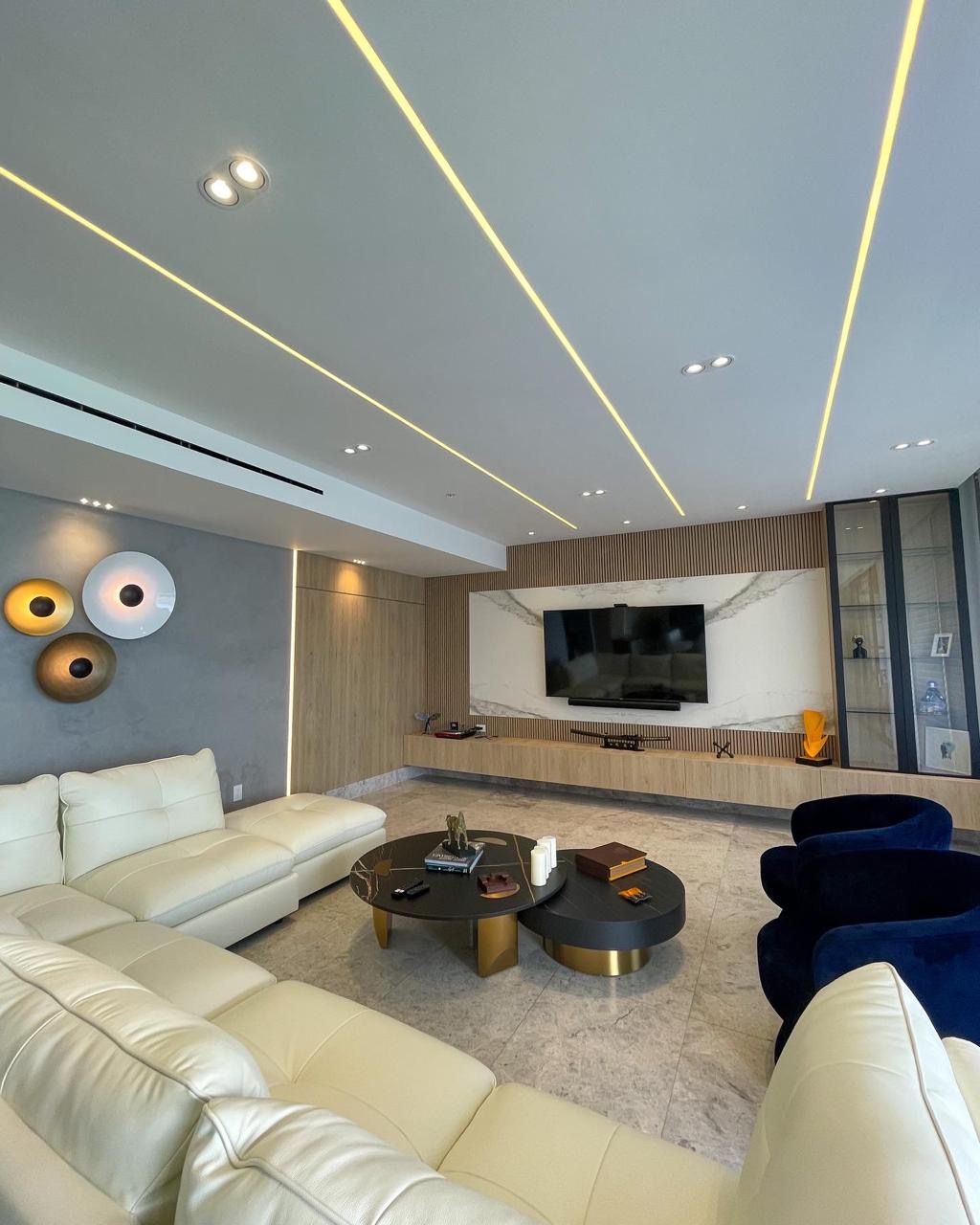 General view of the living room with wood and marble TV console — PH Empire