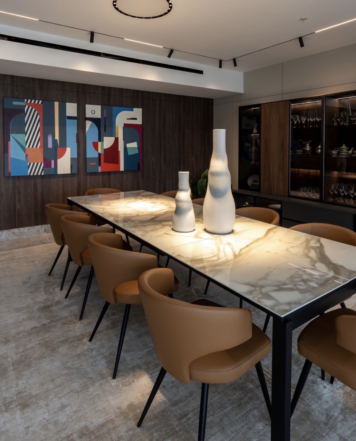Comedor con mesa de mármol y cristalero en madera oscura — PH Empire