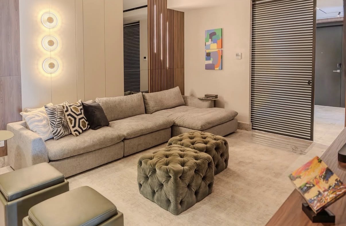 Sala familiar con sofá en tonos neutros — PH Empire
