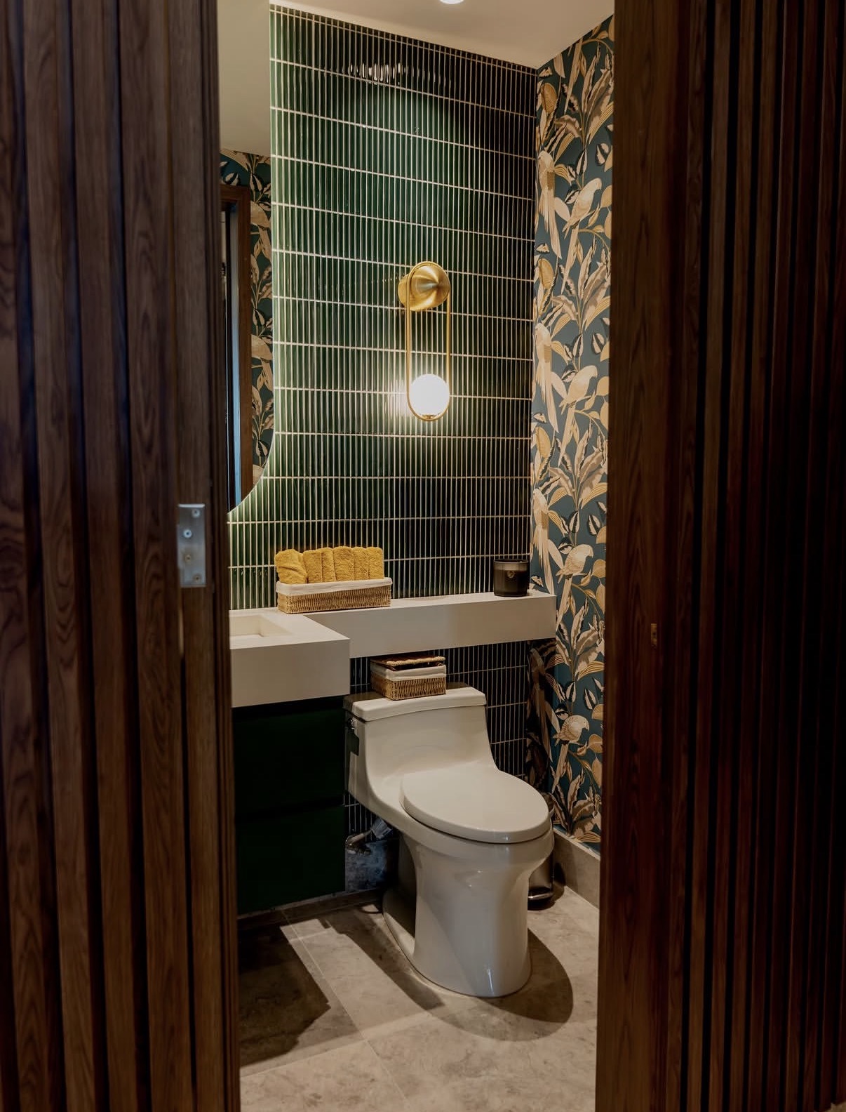 Baño social con papel tapiz botánico y azulejo verde — PH Empire