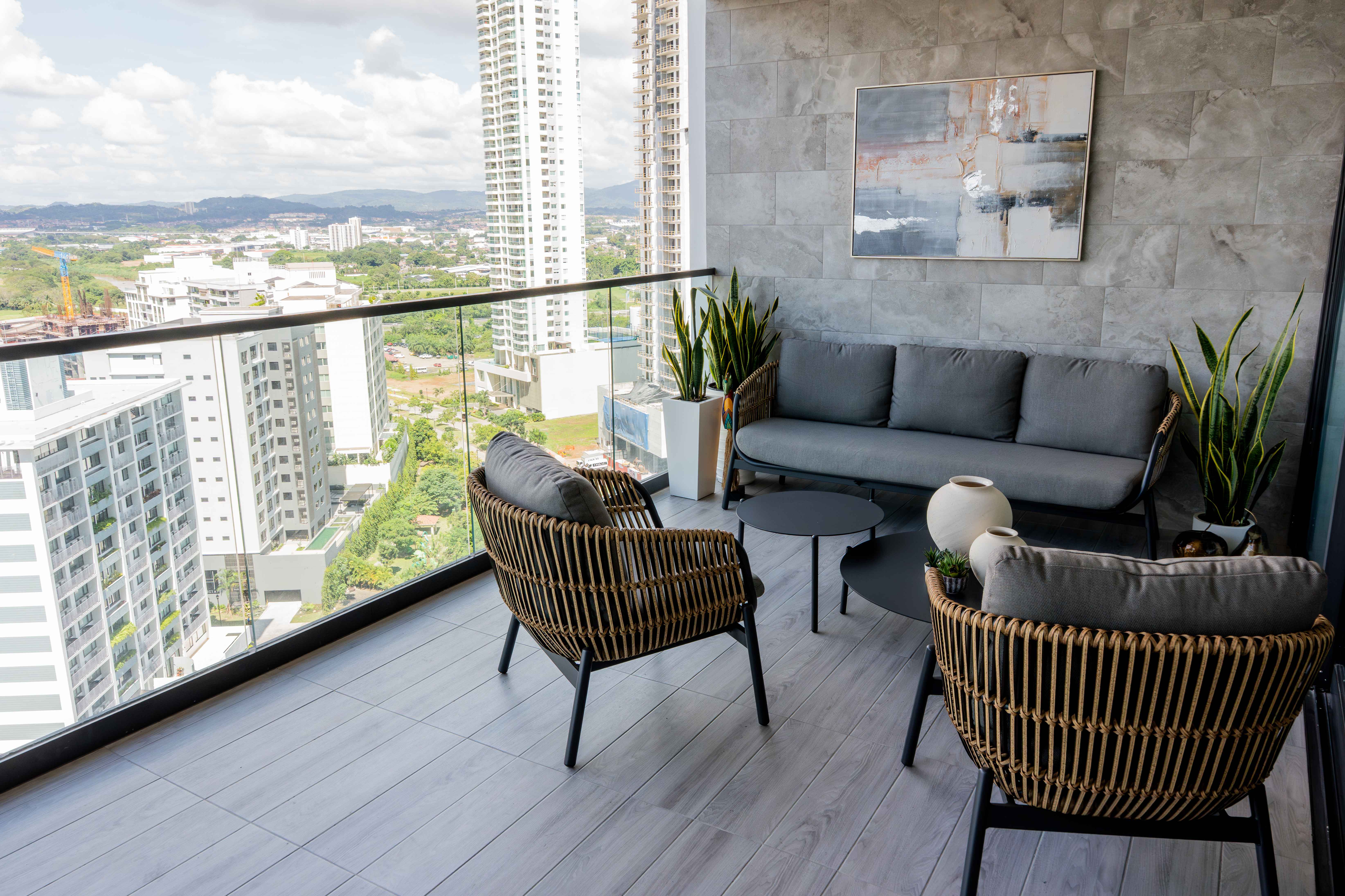Balcón con vista a la ciudad — PH Empire
