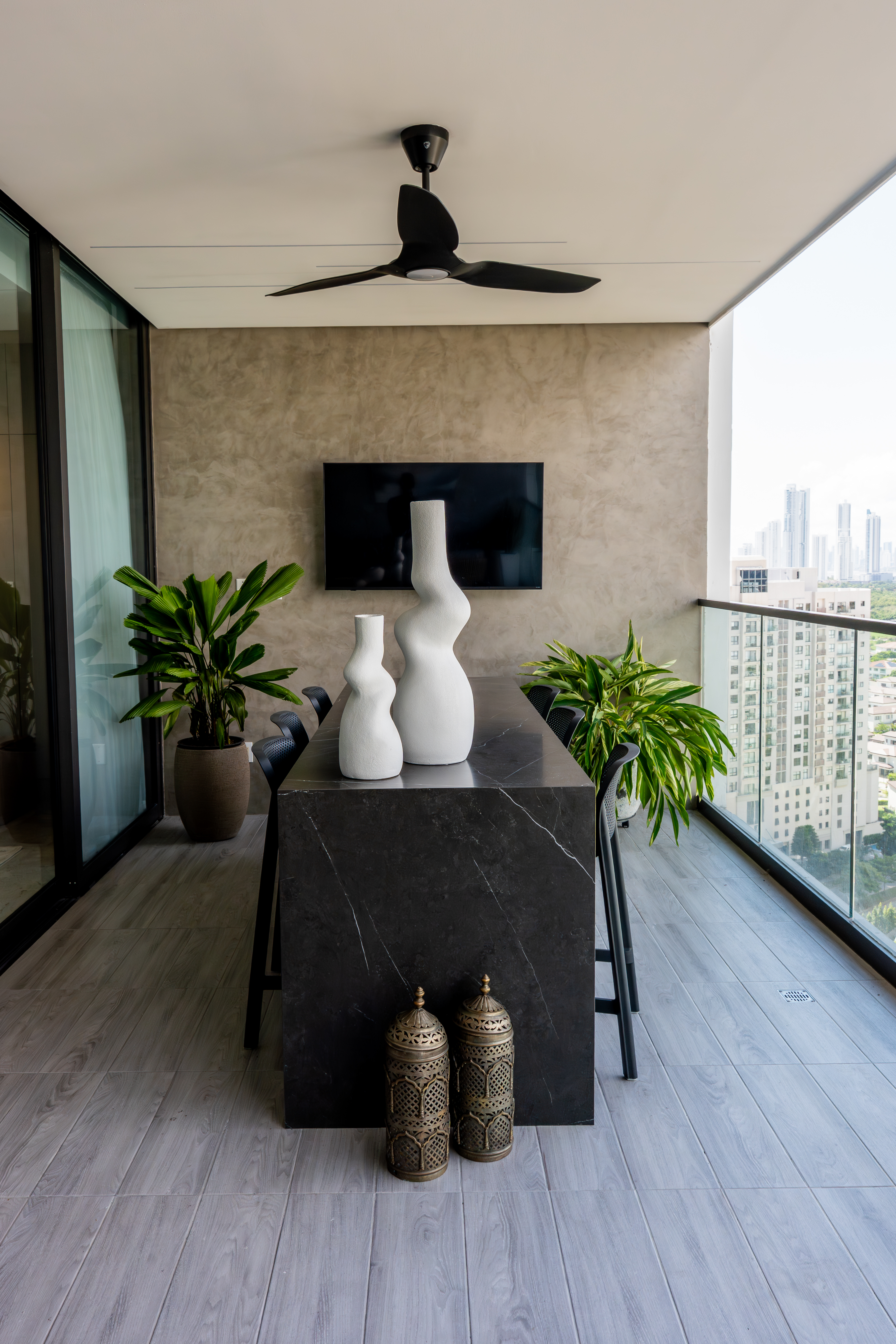 Balcón con mesa de mármol y vista a la ciudad — PH Empire
