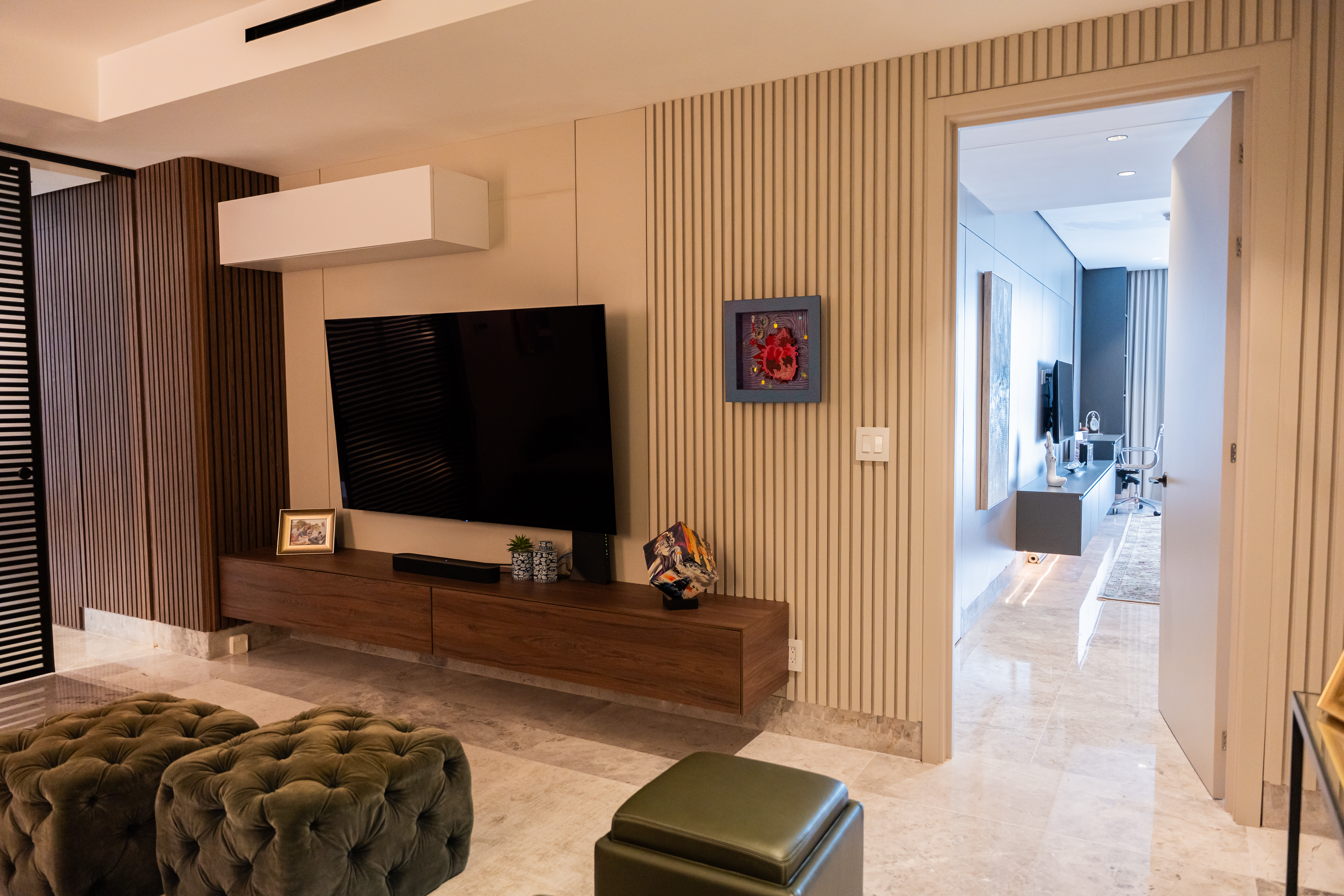 Segunda sala de estar con panel de madera acanalada — PH Empire