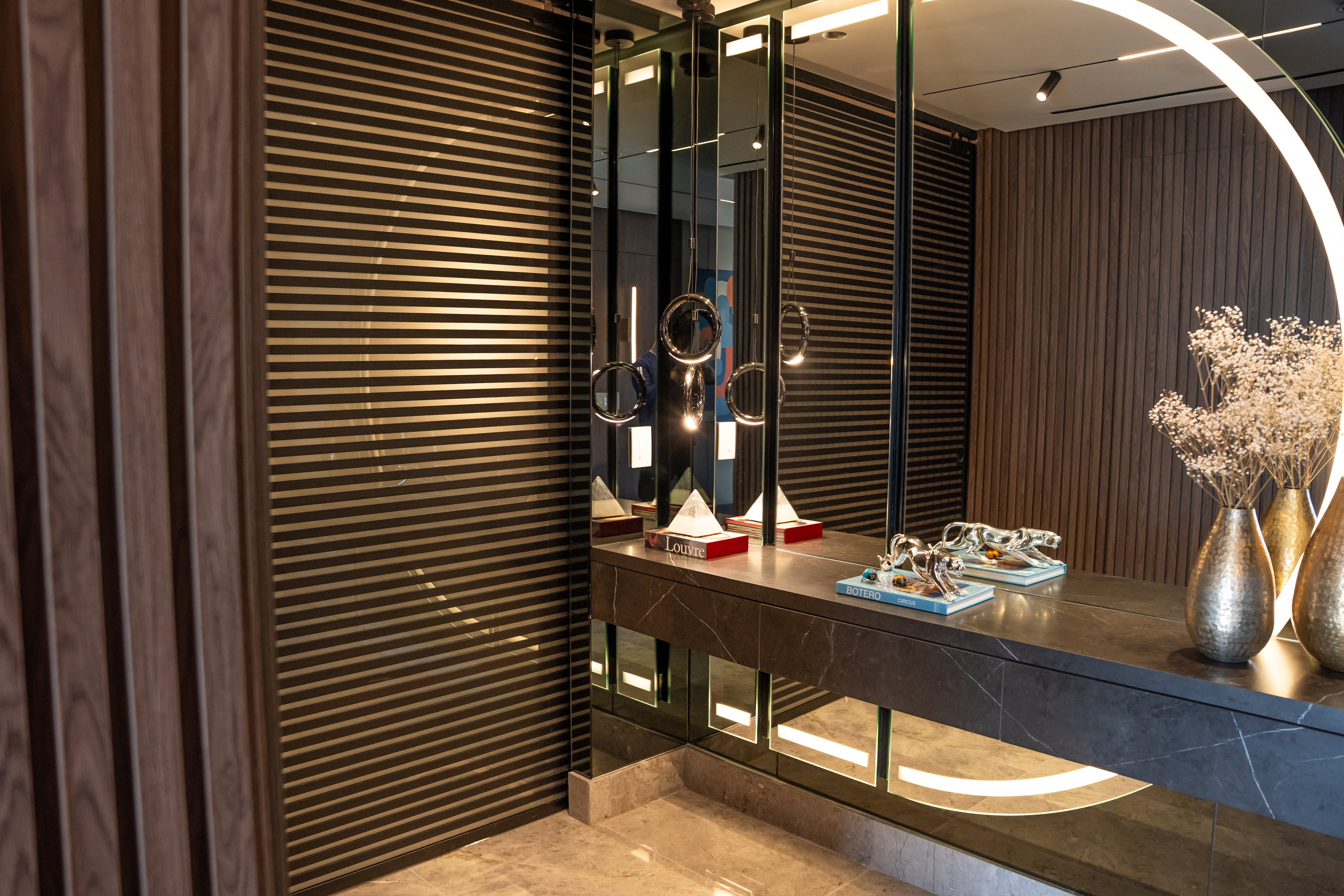 Consola espejada con detalles en madera acanalada — PH Empire