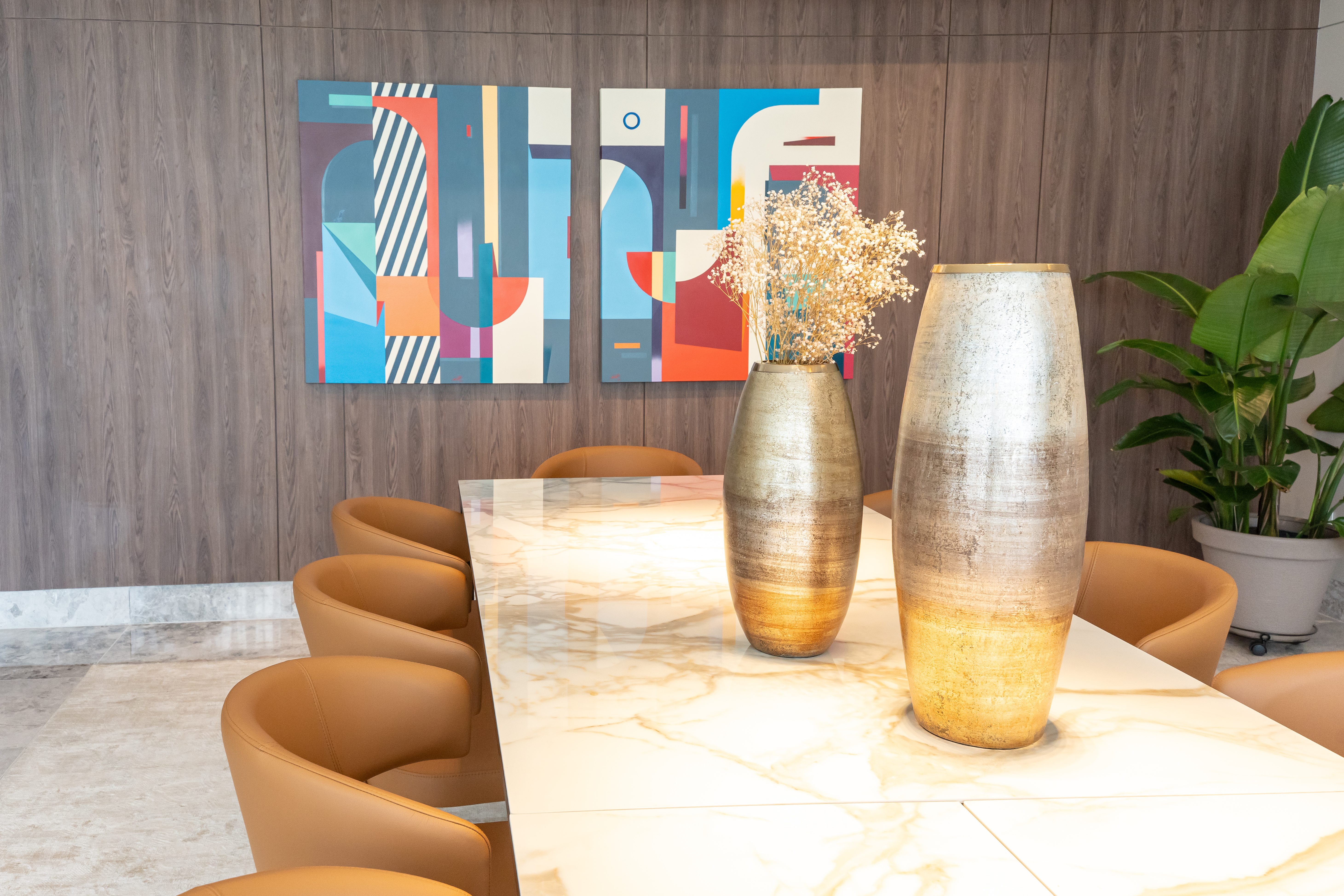Detalle de comedor con paneles de arte abstracto — PH Empire
