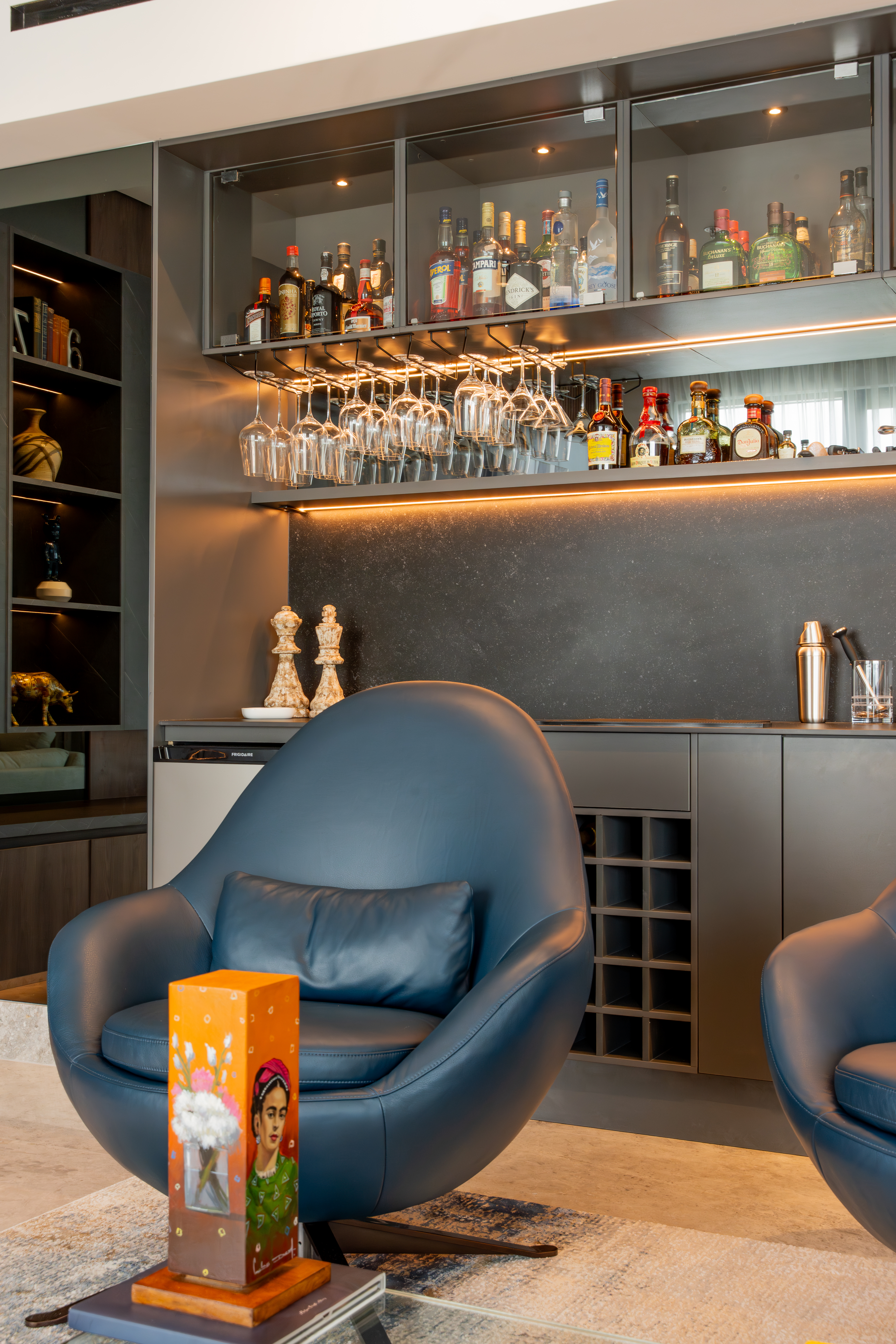 Detalle de bar con silla de cuero azul y arte — PH Empire