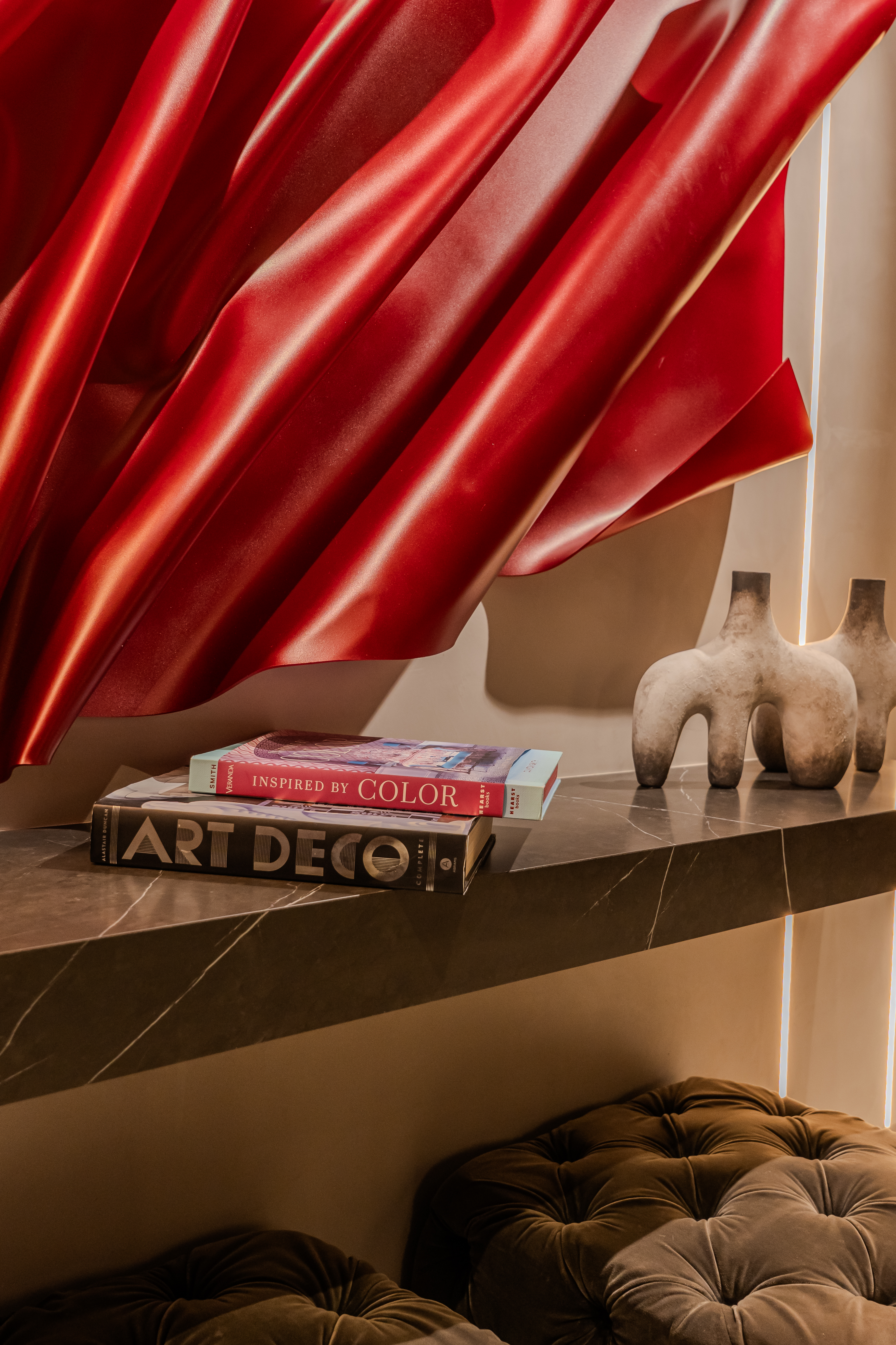 Detalle de instalación textil roja sobre consola — PH Empire