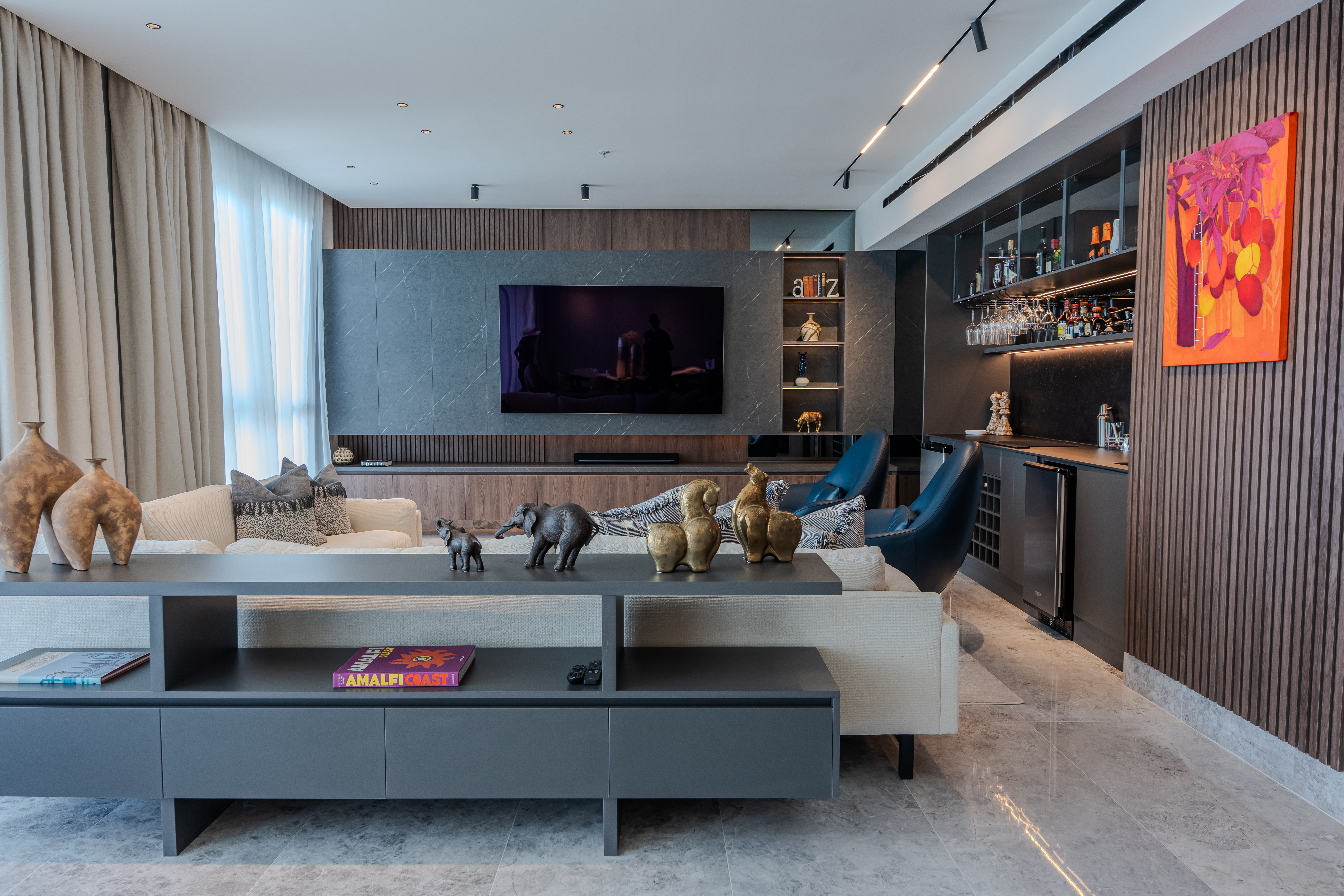 Sala con bar integrado y arte abstracto — PH Empire