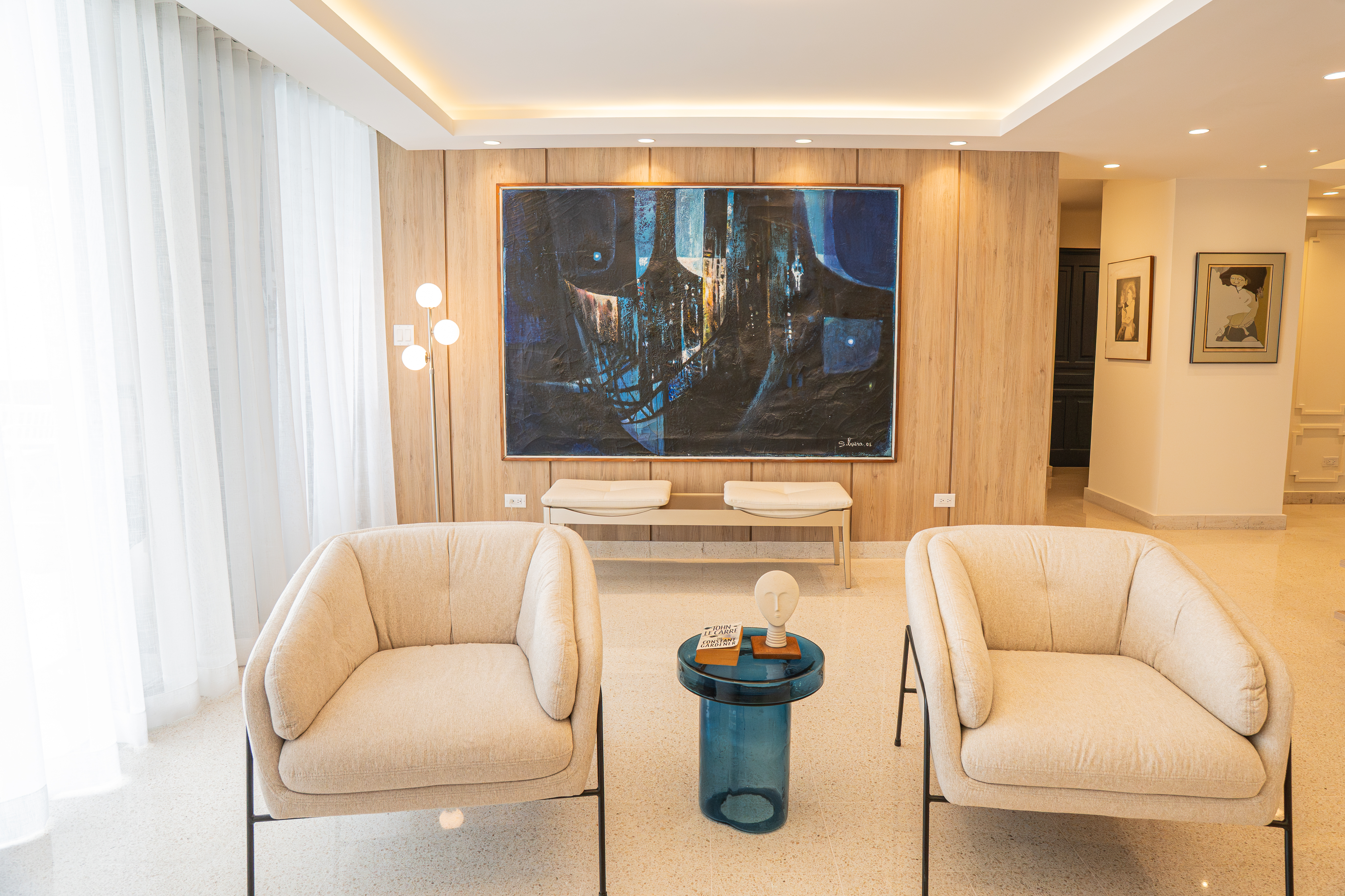 Sala con mueble de TV y cuadro de ciudad — PH Torre del Mar