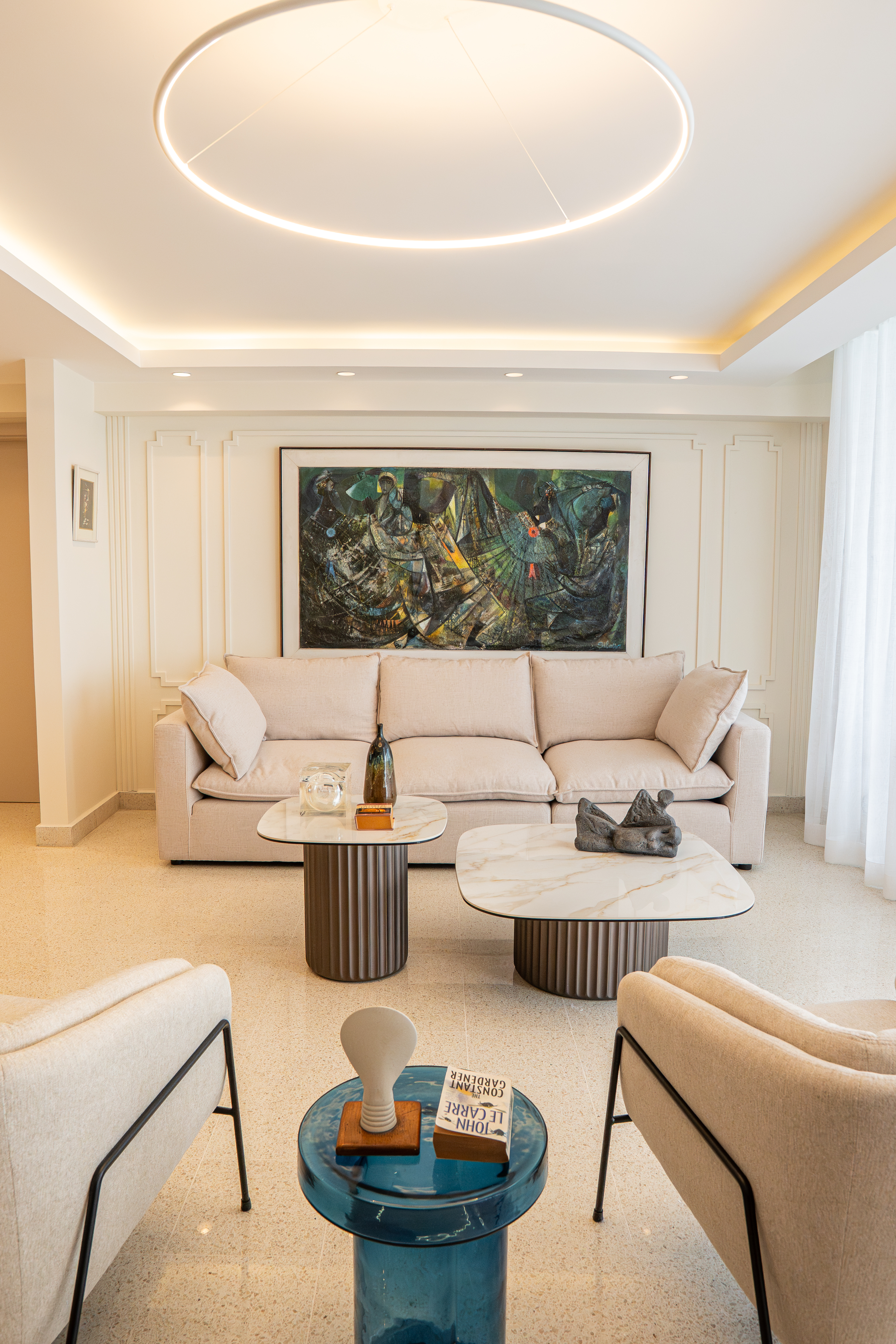 Sala con candil circular y mesas de mármol — PH Torre del Mar