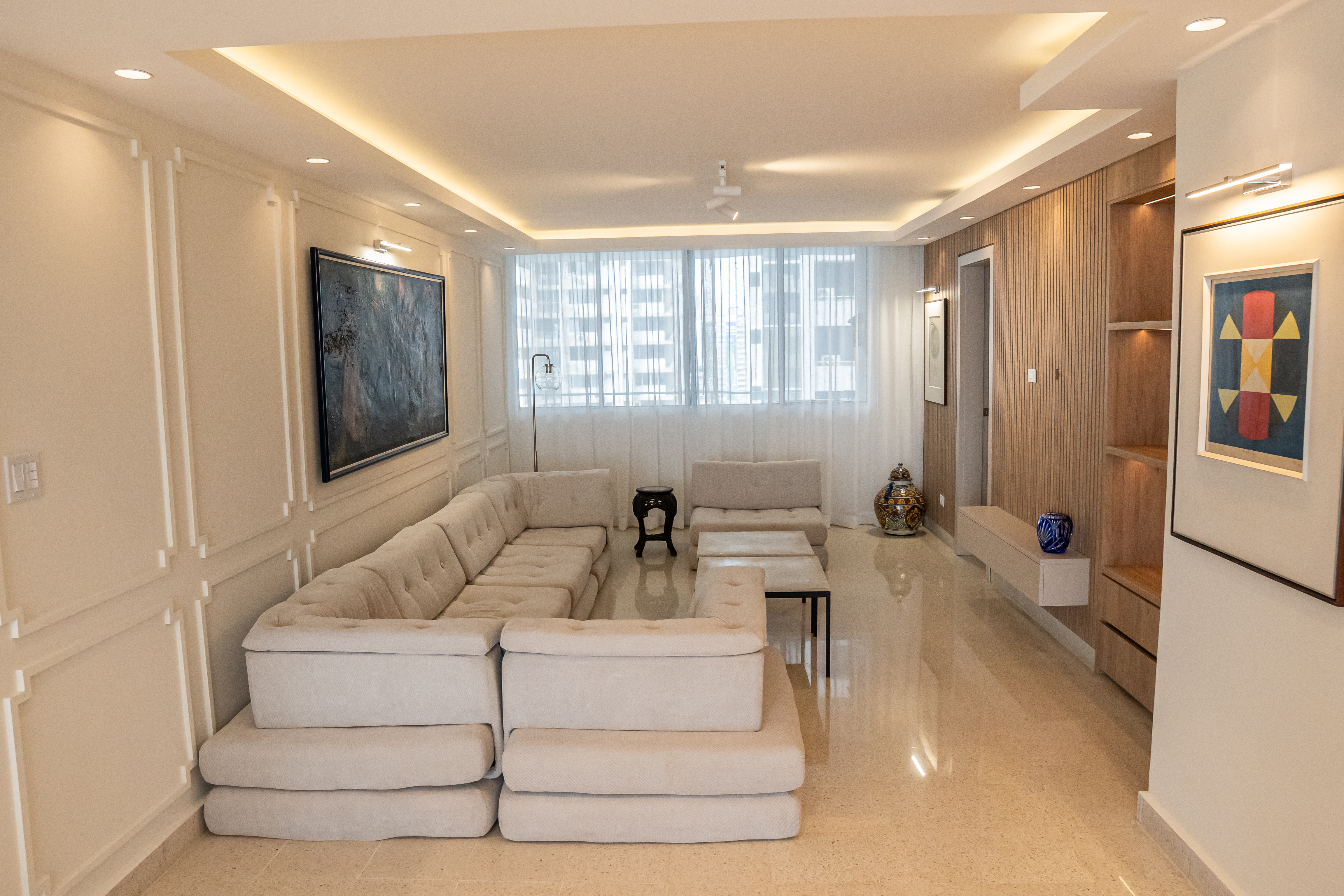 Sala familiar con sofá restaurado y arte geométrico — PH Torre del Mar