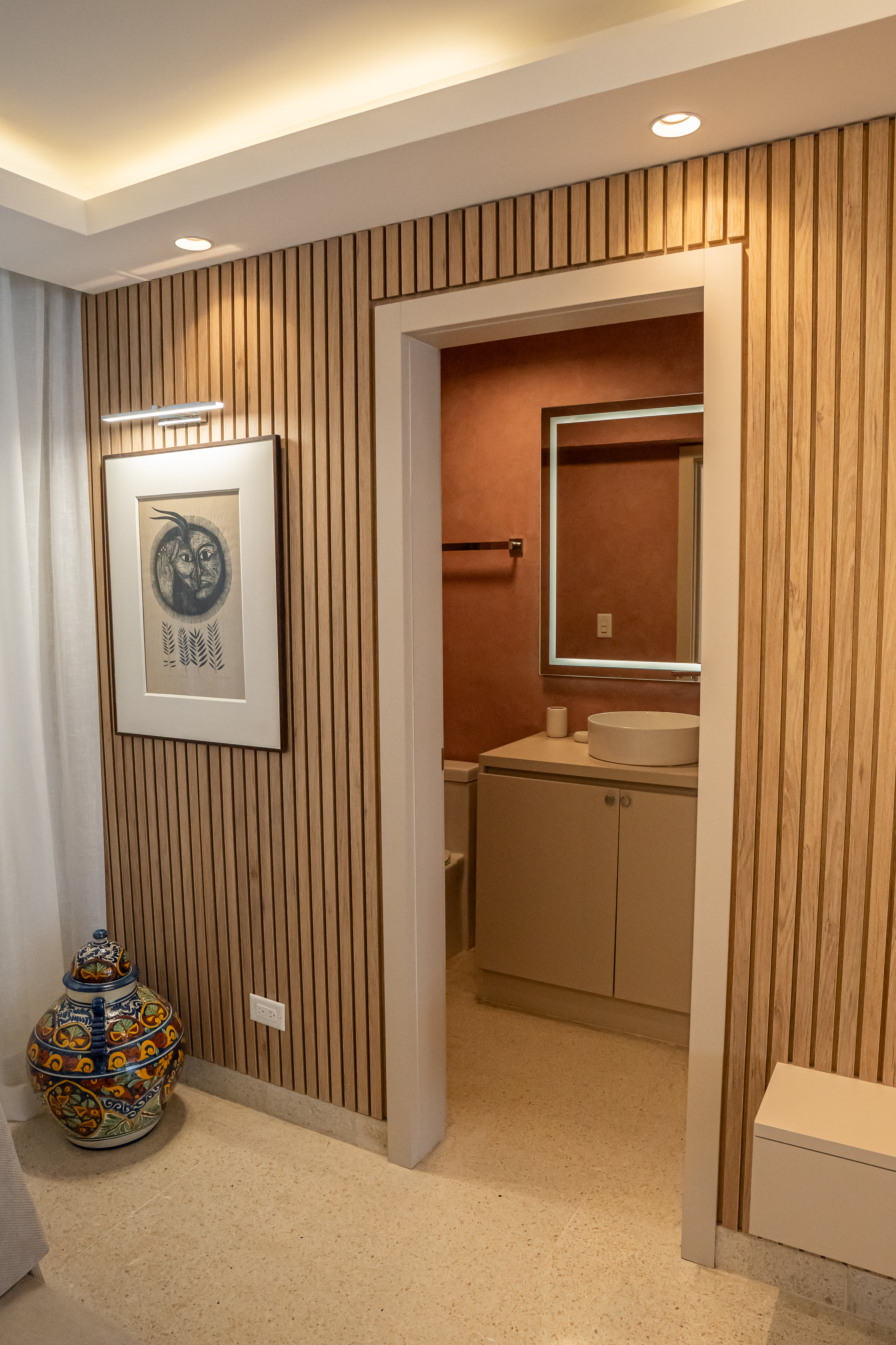 Baño de visitas con panelado de madera acanalada — PH Torre del Mar