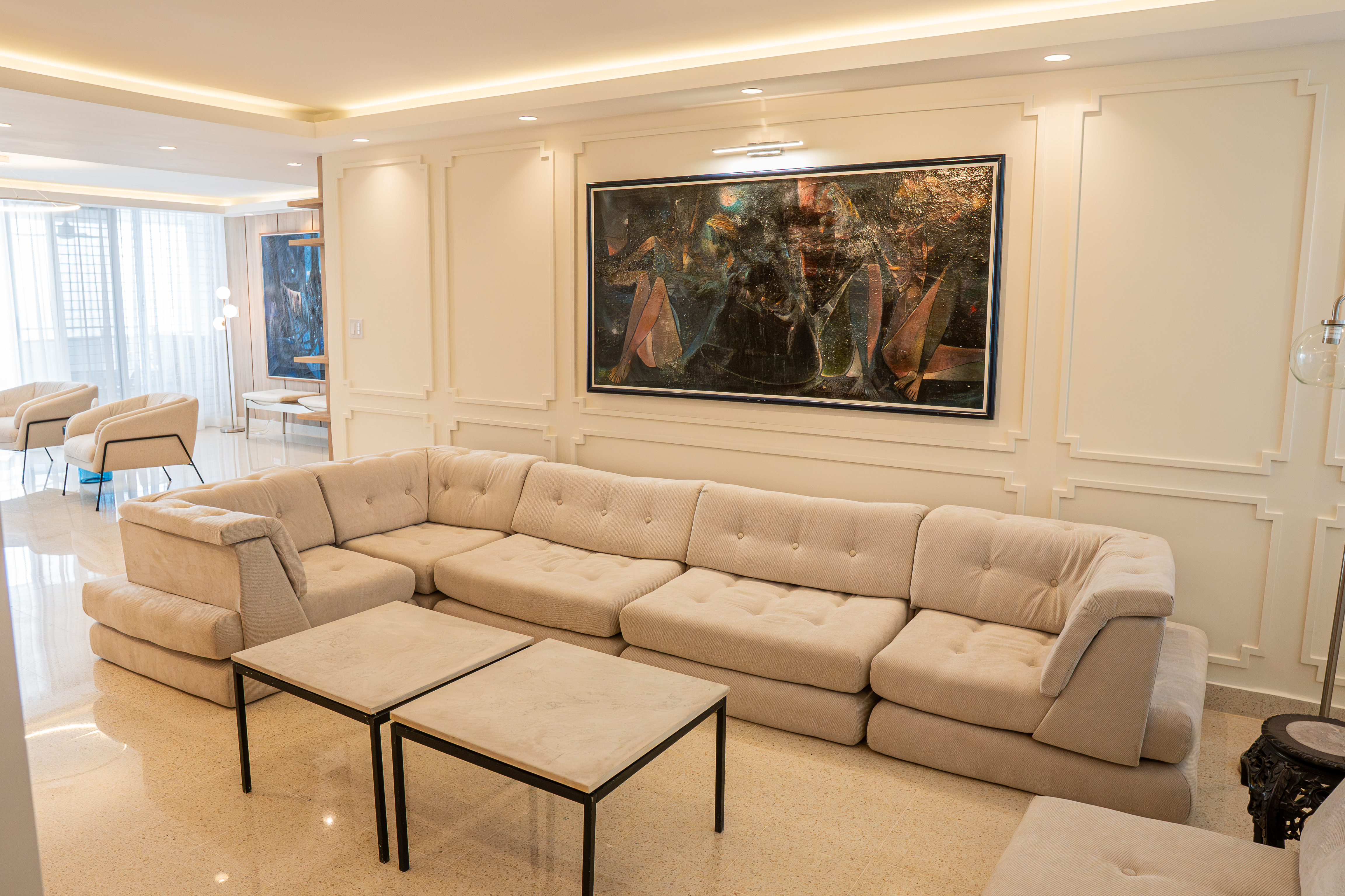 Sala familiar con panel de boiserie y cuadro abstracto — PH Torre del Mar