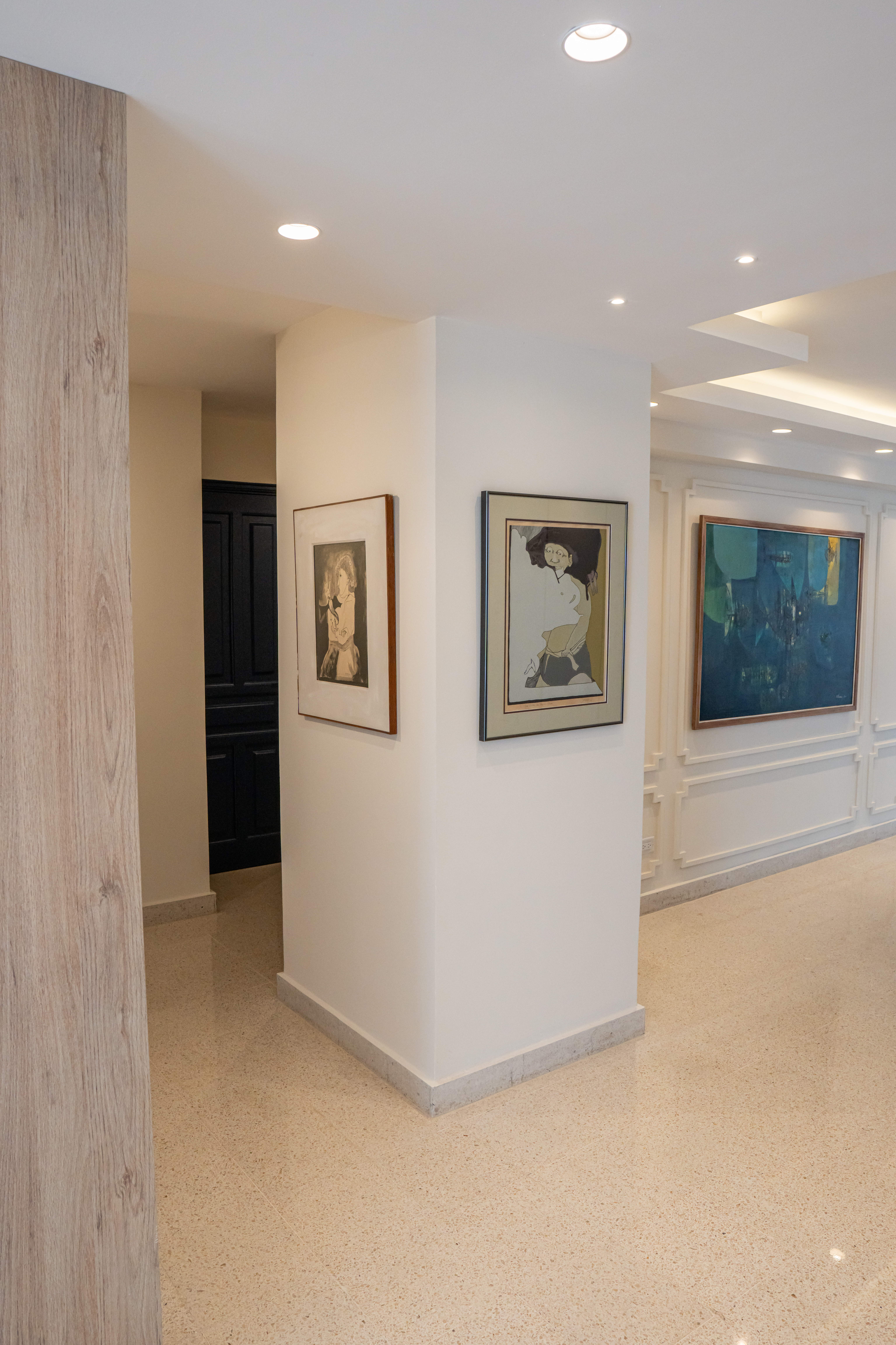 Pasillo galería con colección de arte — PH Torre del Mar