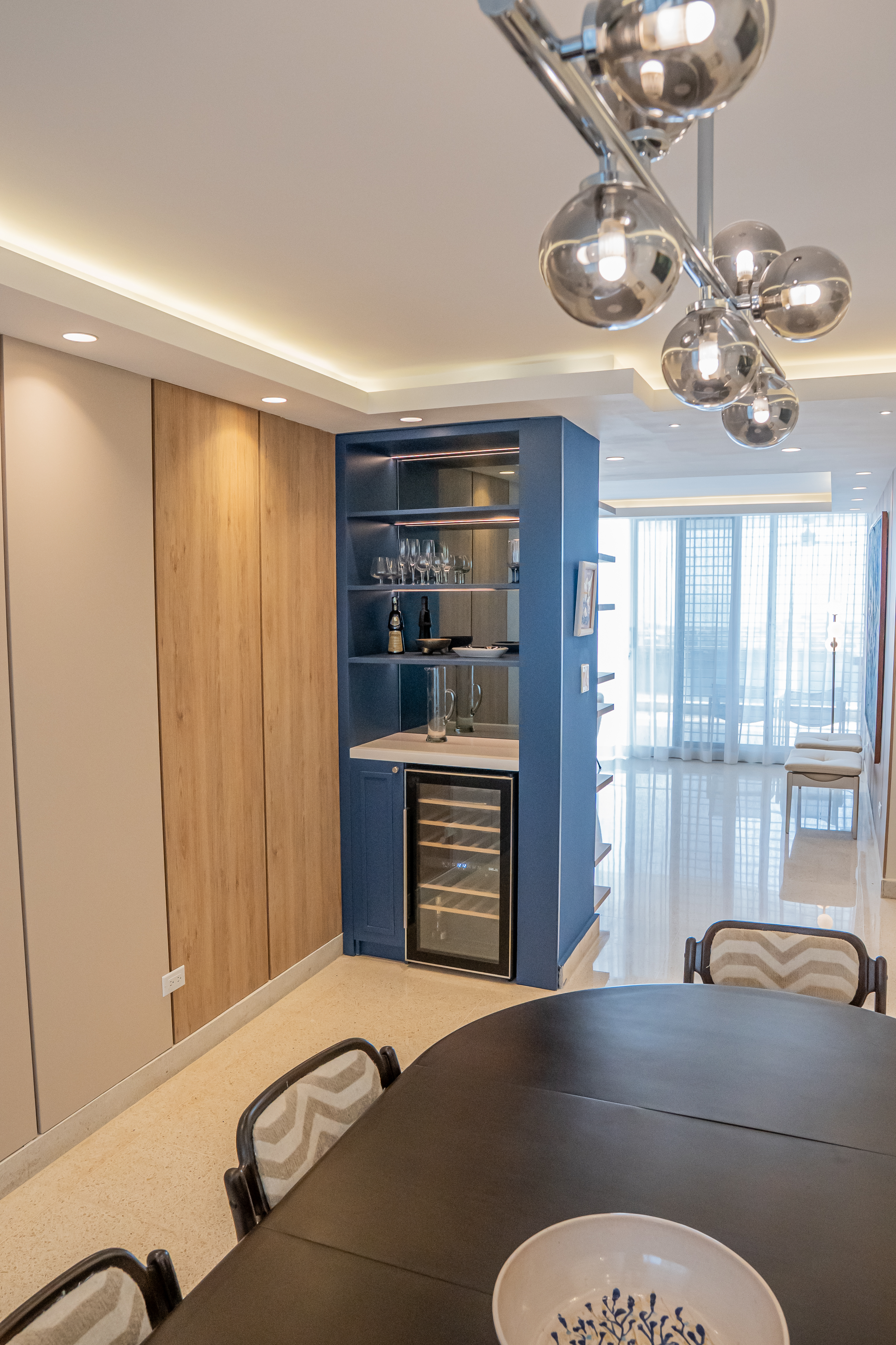 Comedor con bar en laca azul y candil de burbujas — PH Torre del Mar