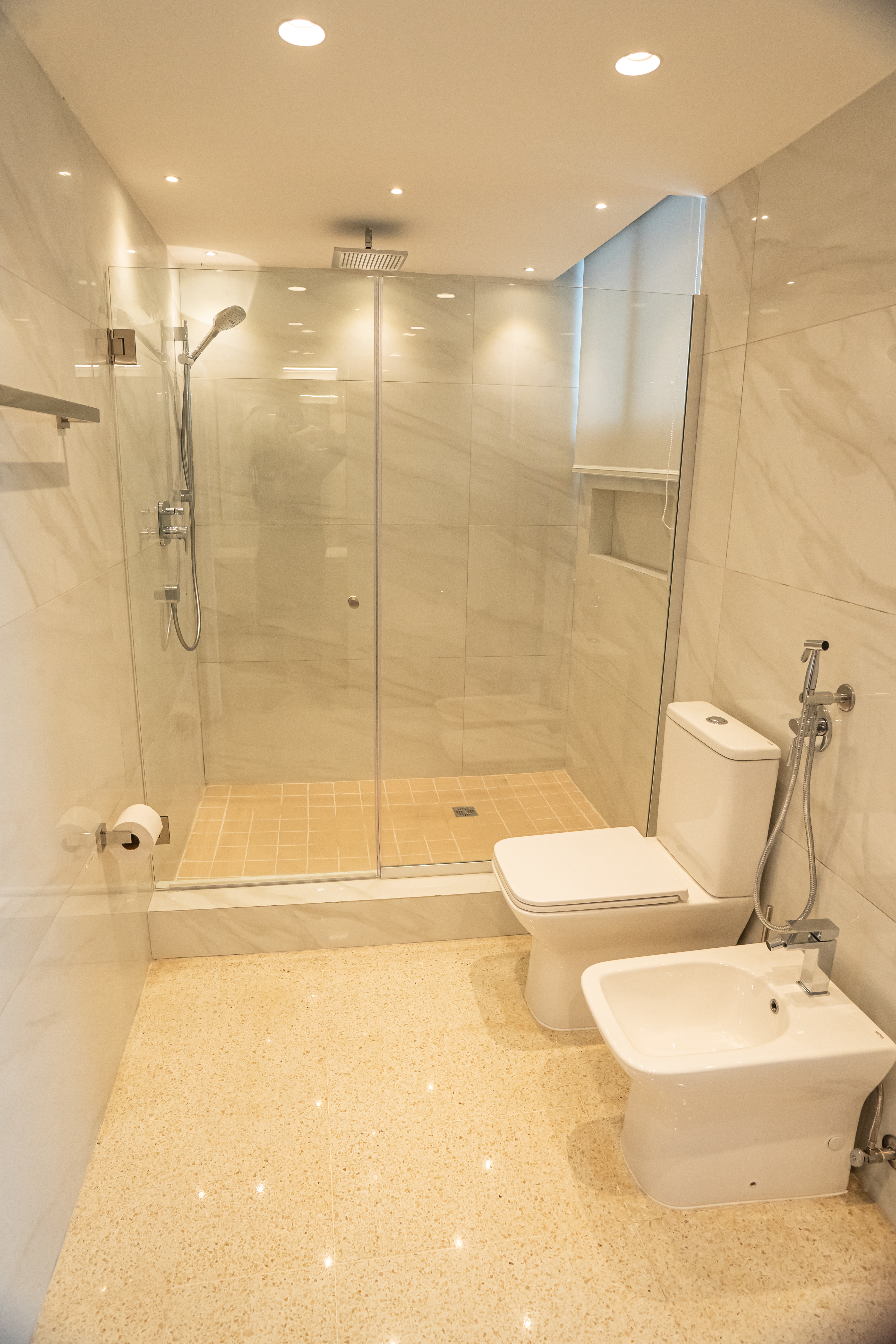 Ducha de cristal en baño principal — PH Torre del Mar