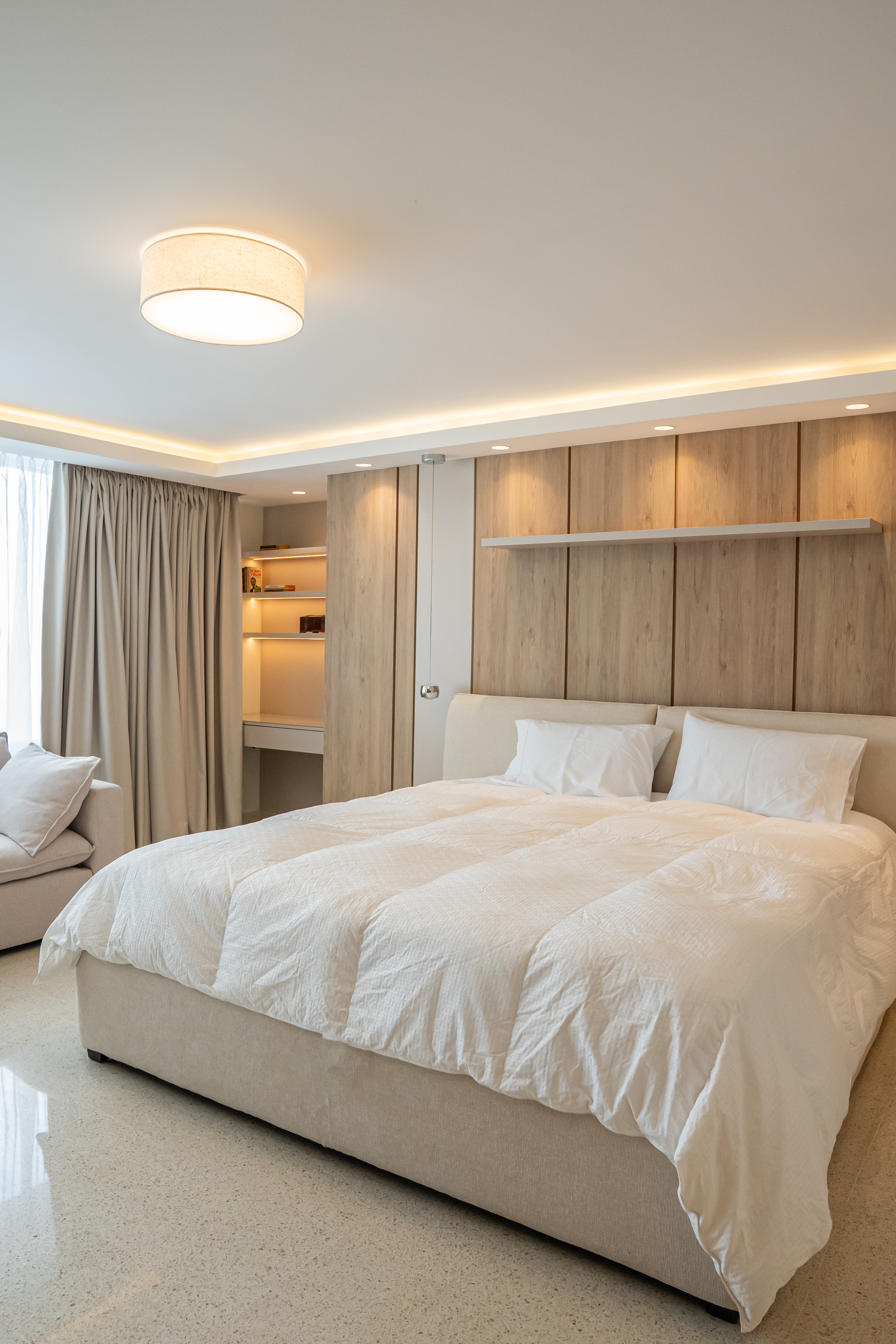 Habitación principal con cabecero empotrado en madera — PH Torre del Mar