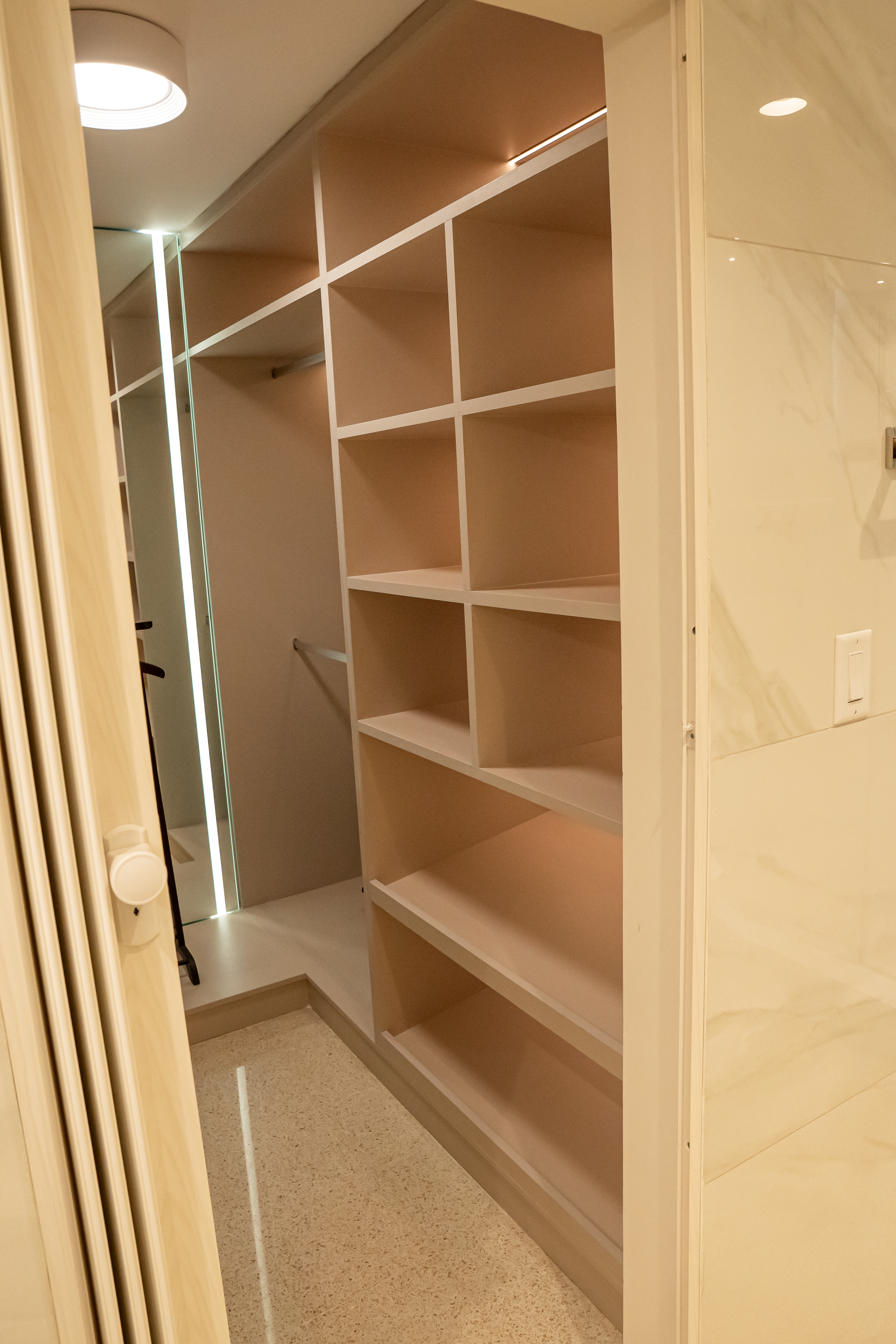 Walk-in closet con ebanistería a medida — PH Torre del Mar