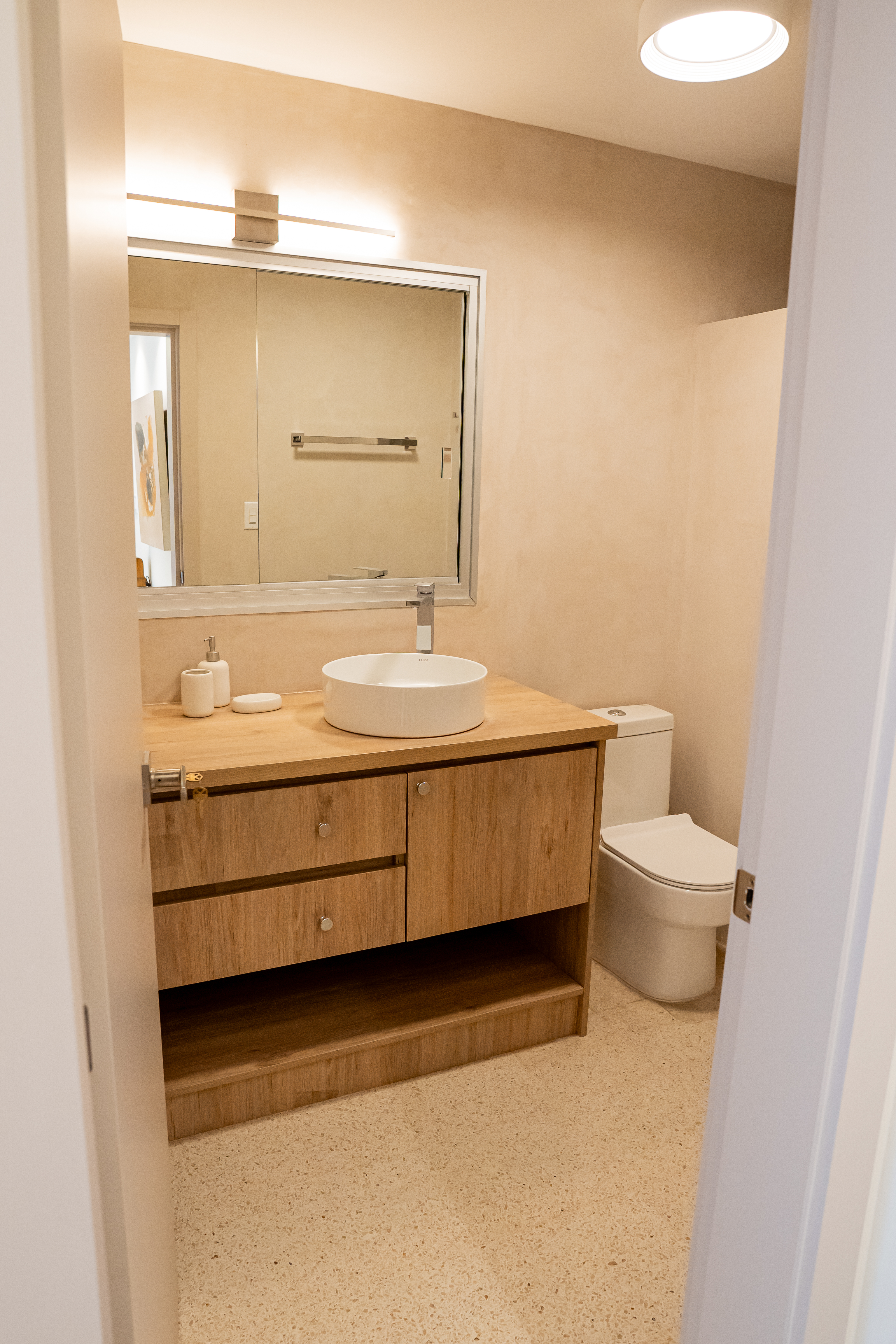 Baño en suite con acabado en microcemento — PH Torre del Mar