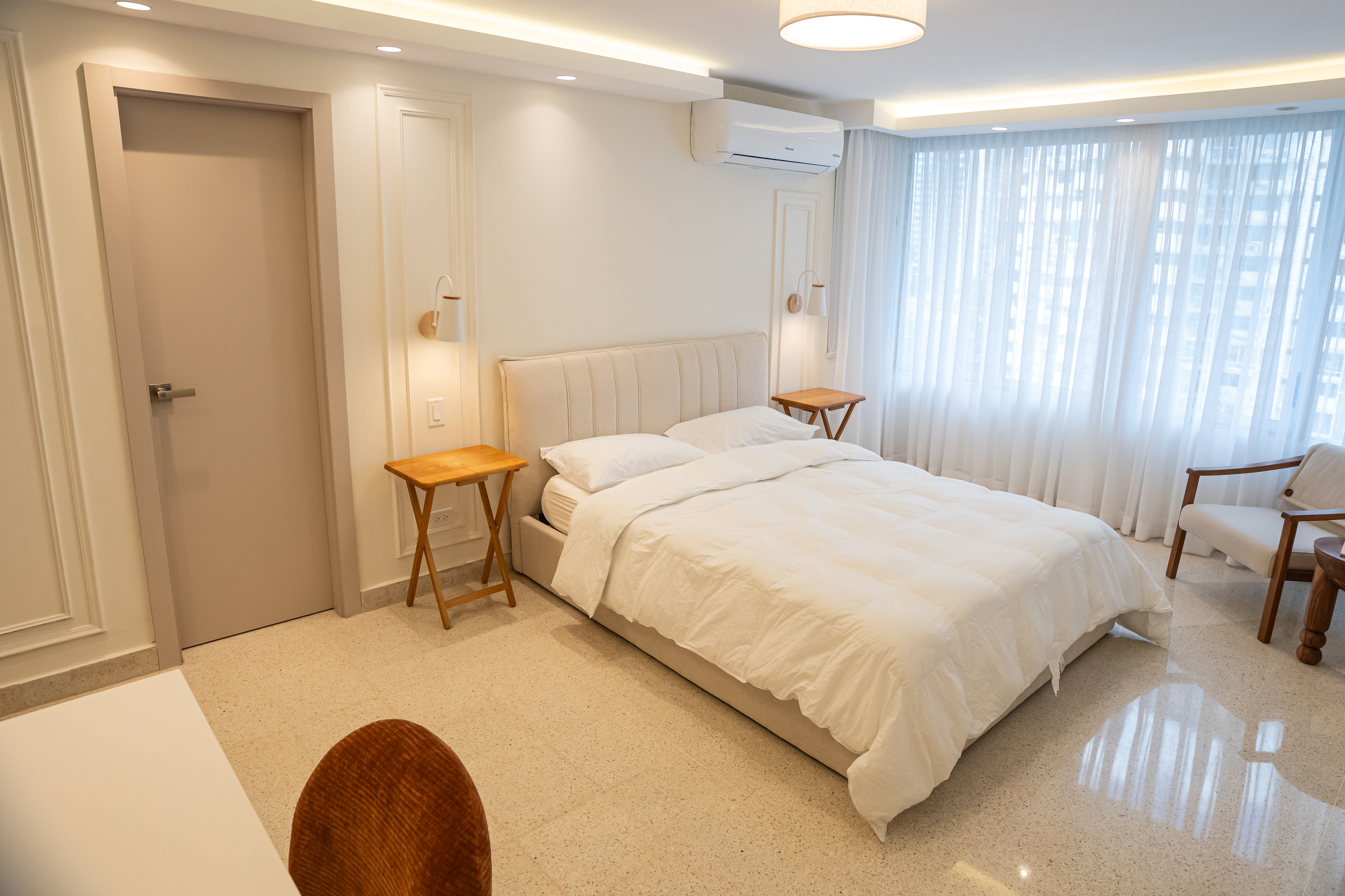 Habitación secundaria con cabecera tapizada — PH Torre del Mar