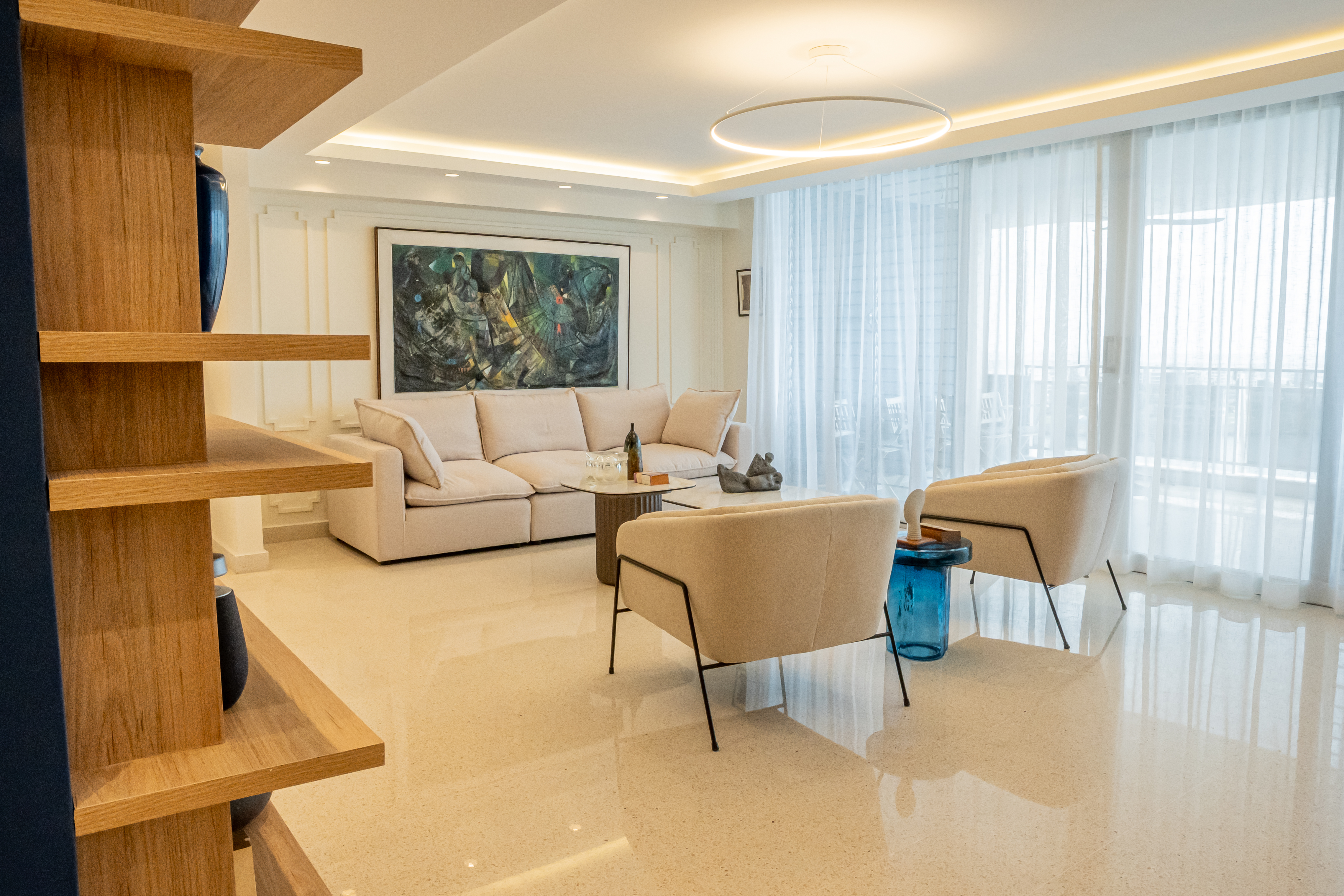Sala con vista al balcón y cortinas de lino — PH Torre del Mar