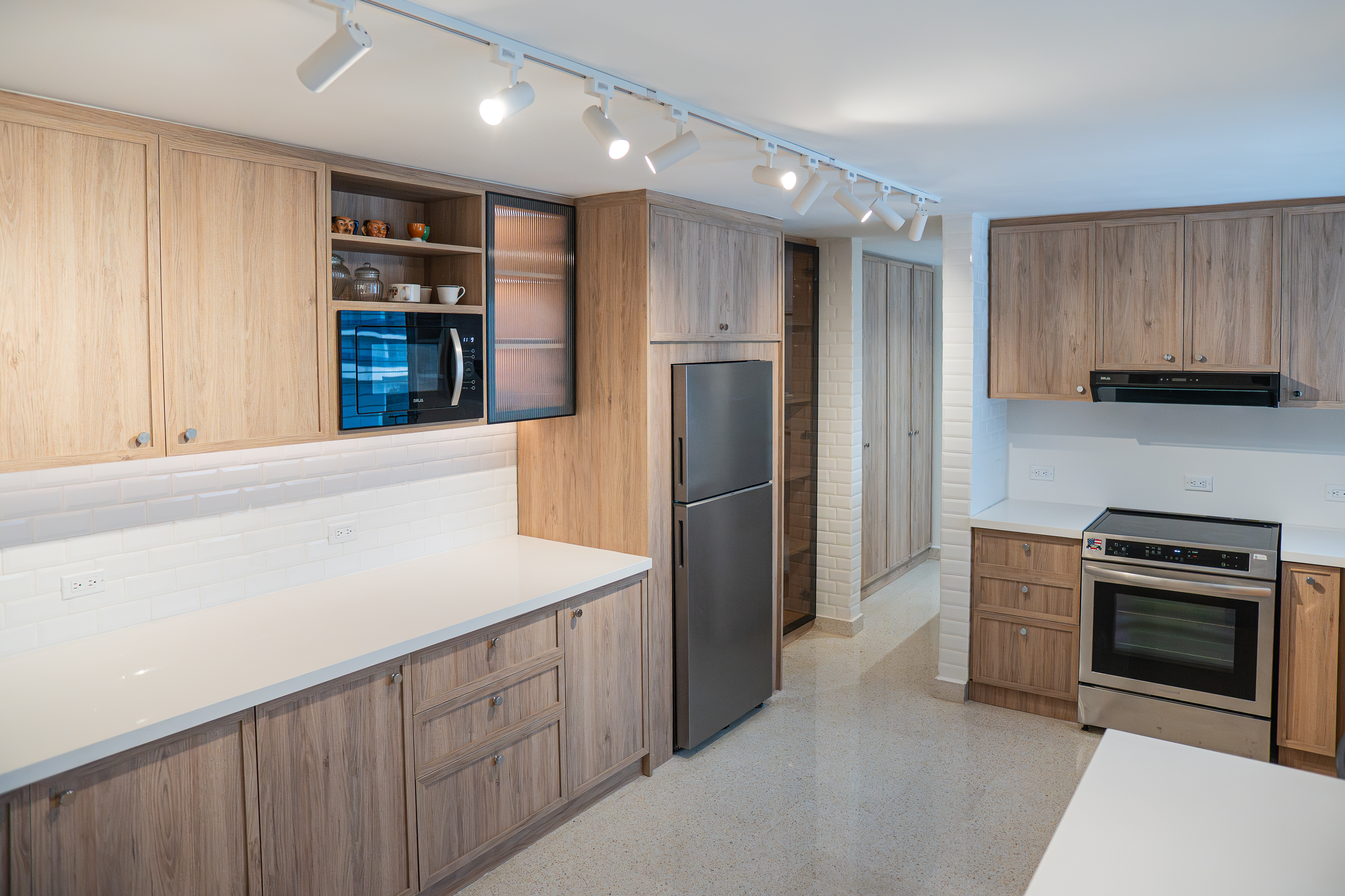 Cocina en gabinetes de madera clara — PH Torre del Mar