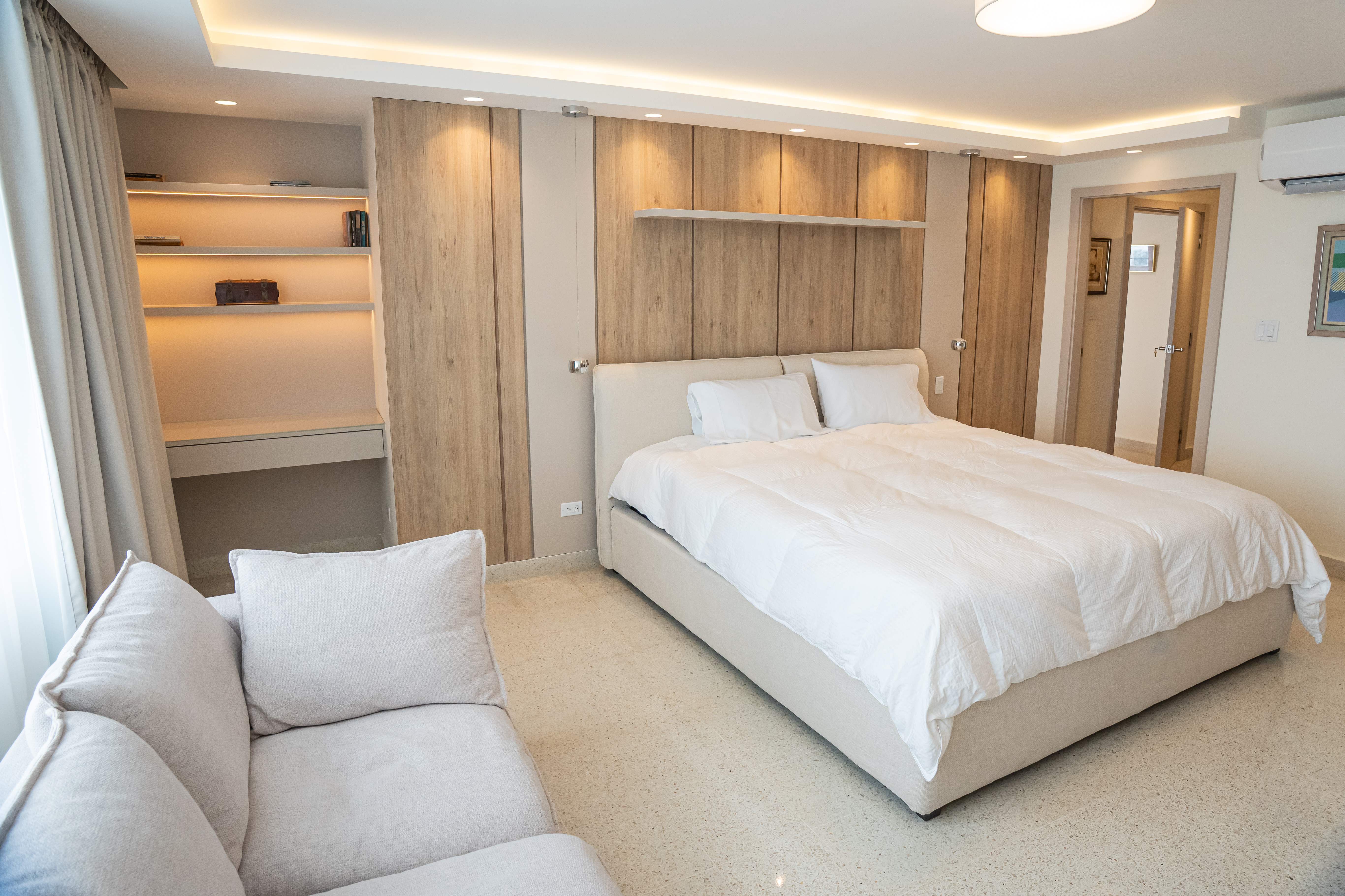 Habitación principal con rincón de estar — PH Torre del Mar