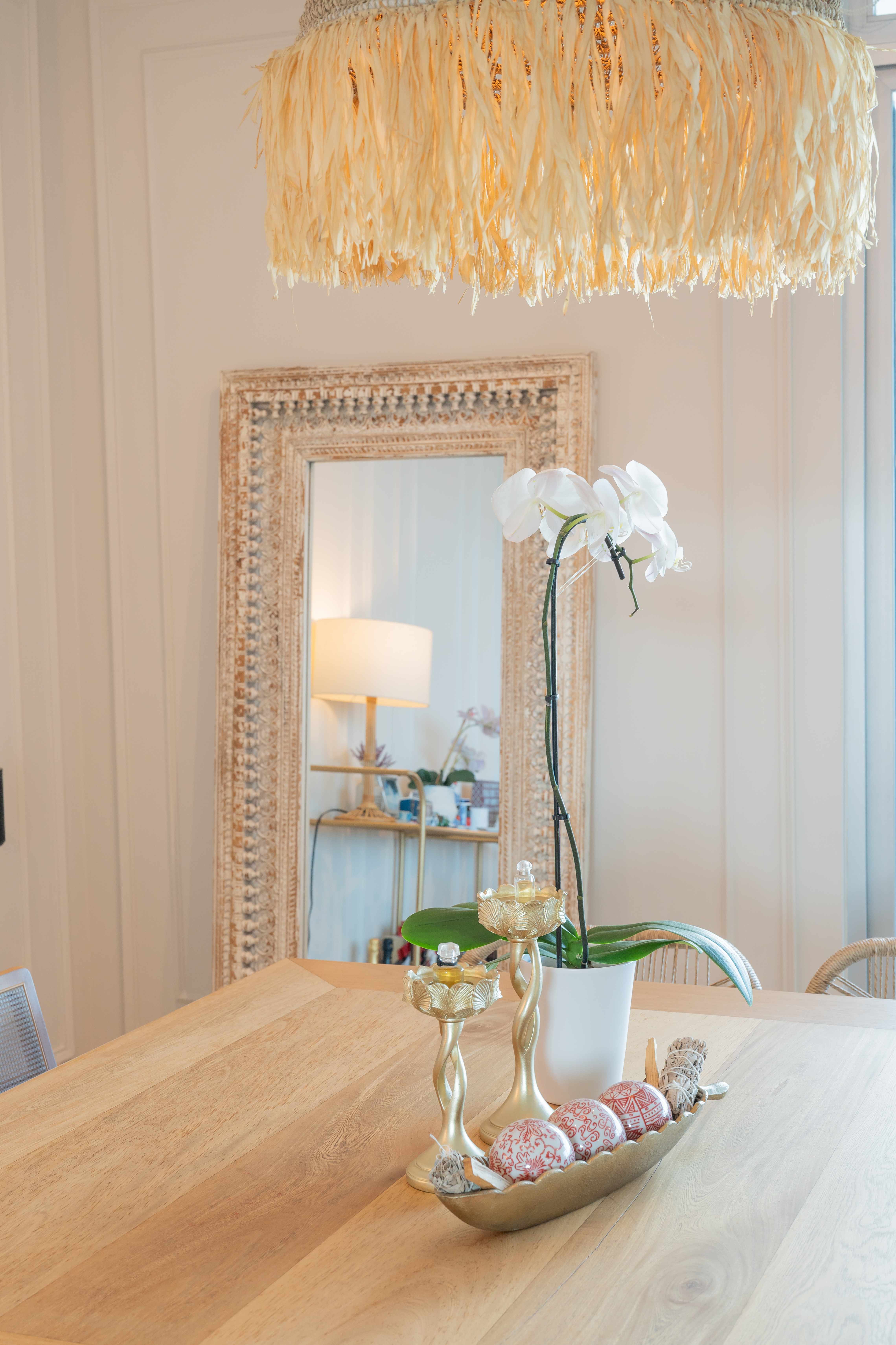 Detalle de mesa de comedor con espejo tallado en concha — PH Torre del Parque