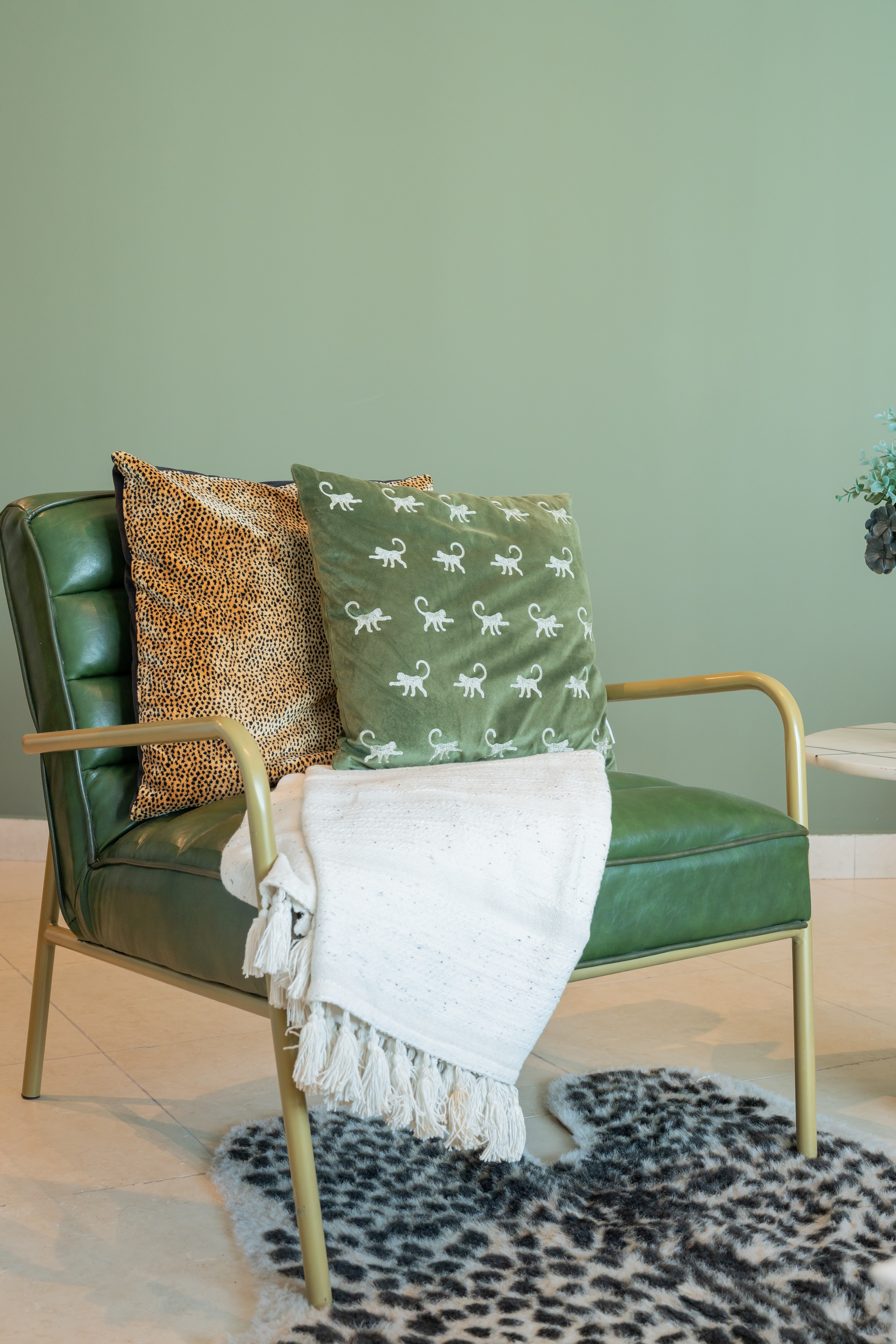 Sillón de cuero verde con cojines — PH Torre del Parque