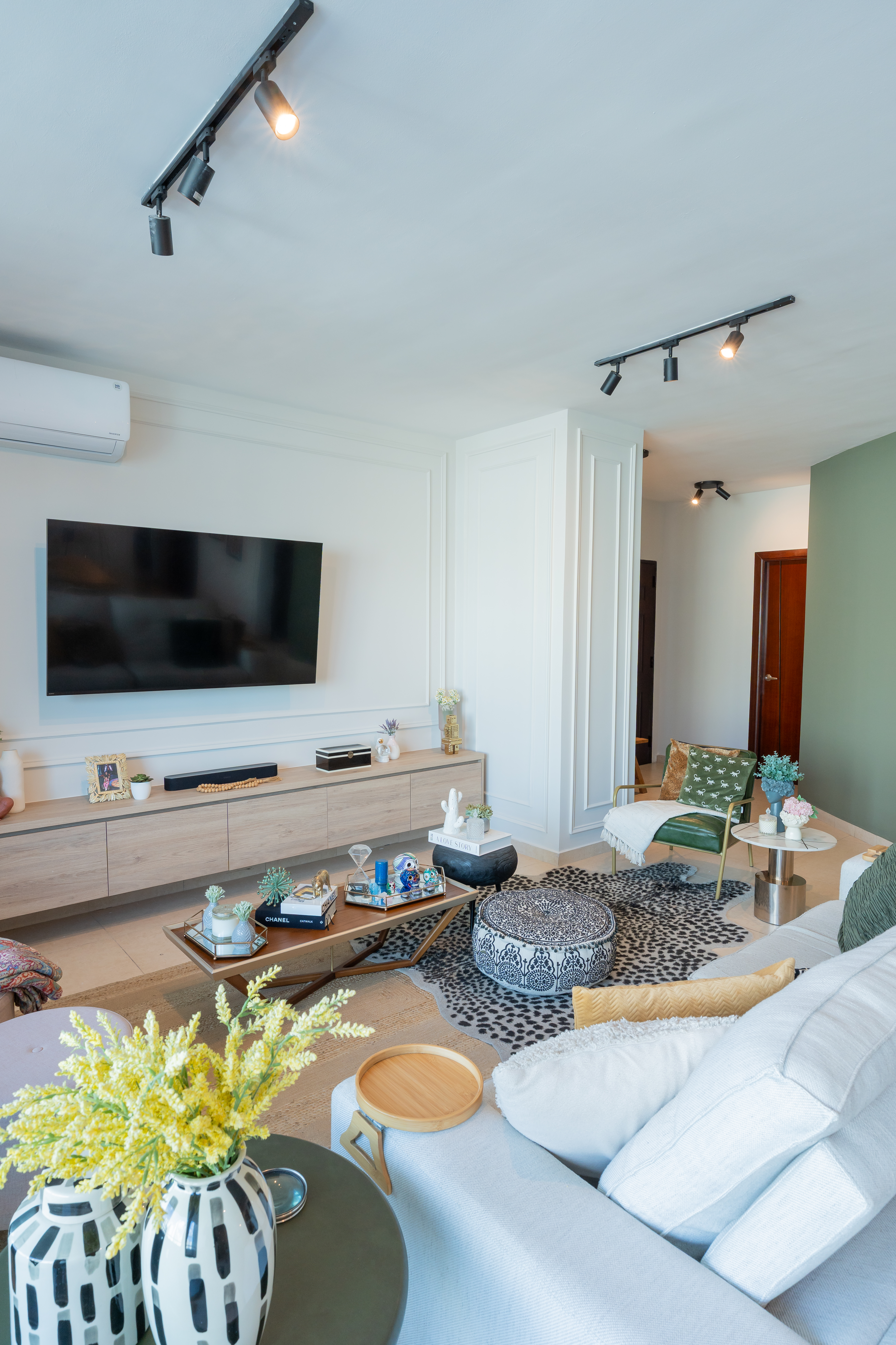 Sala con sillón verde y pared en tono salvia — PH Torre del Parque