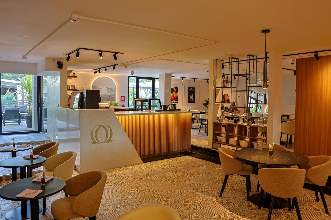 Seating area with view to the outdoor terrace — Sonaroma