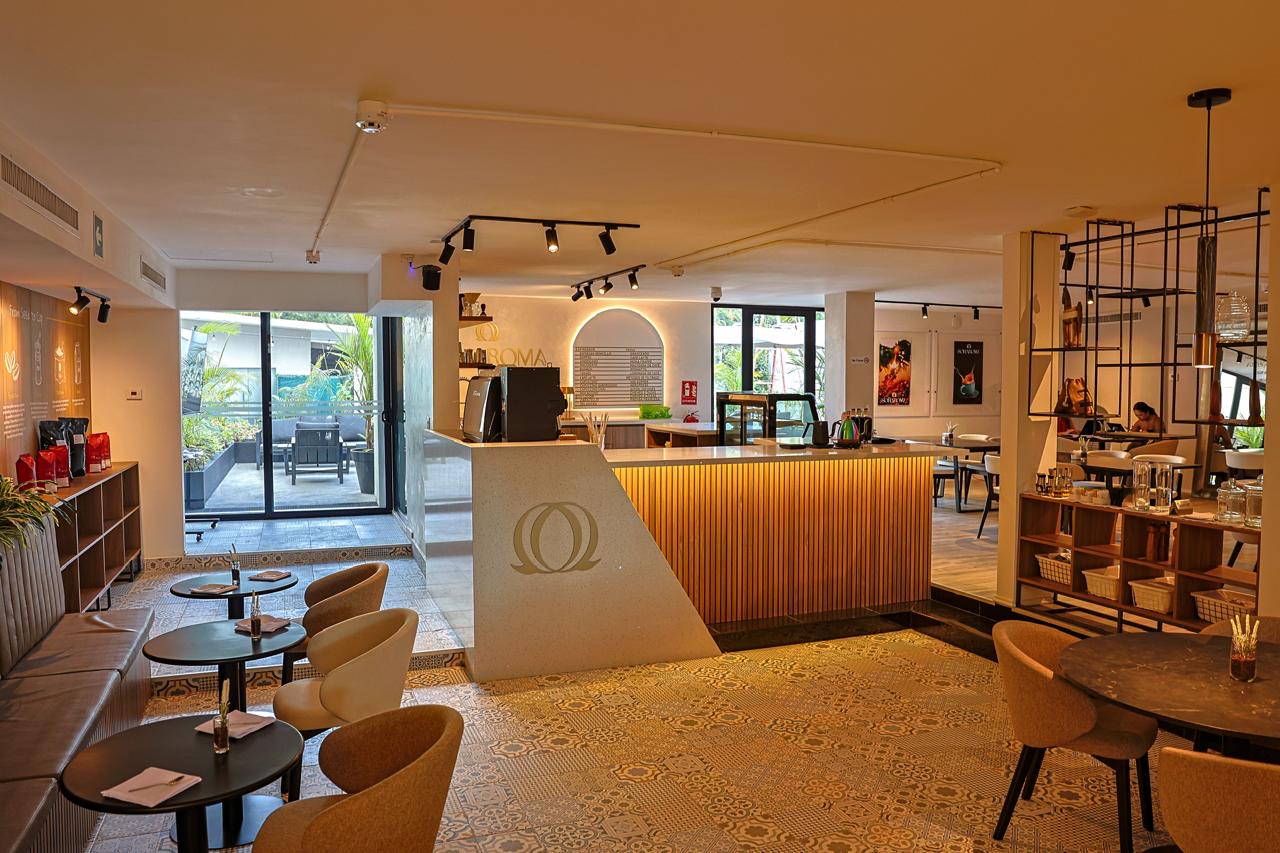 General view of the bar and main dining room — Sonaroma
