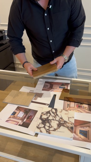 Comparando muestras de madera y mármol