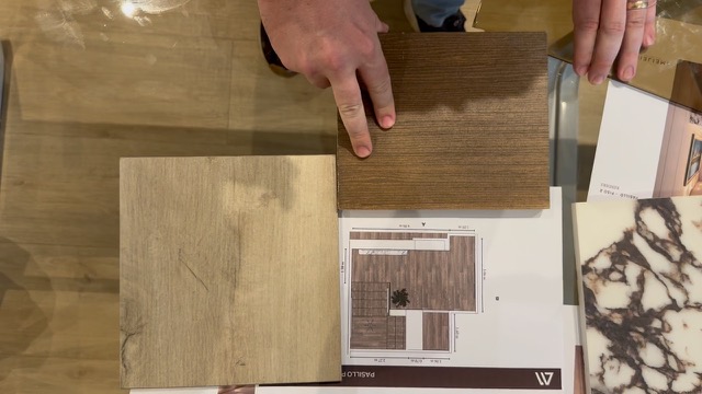 Comparando muestras de piso de madera