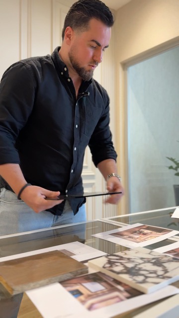 Revisando fotografías y muestras de un proyecto